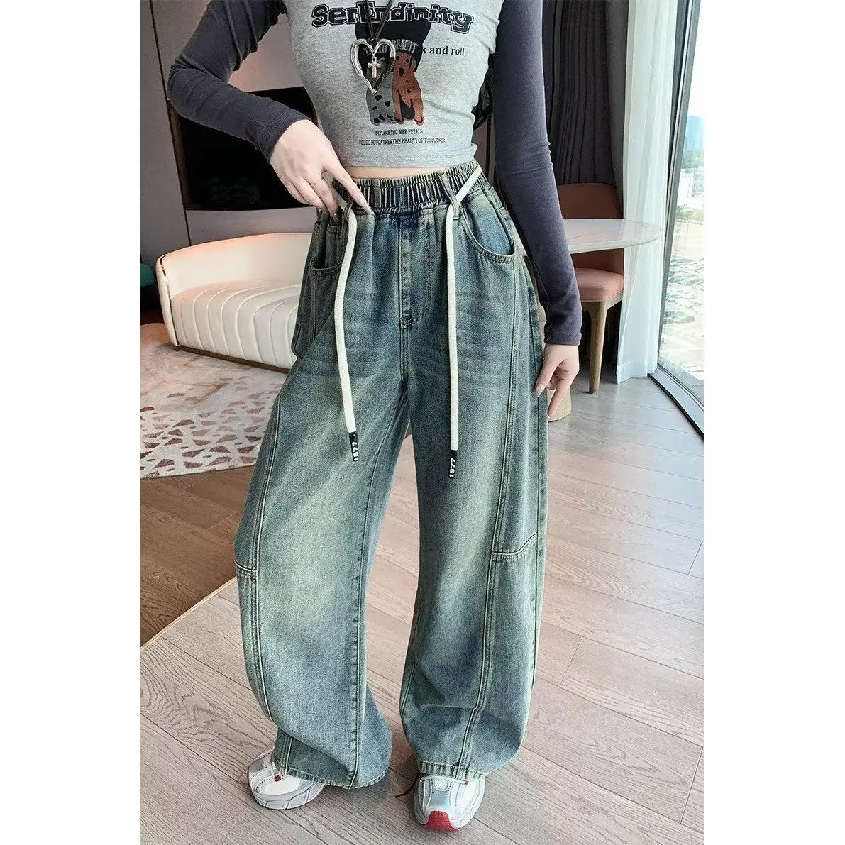 Широкие джинсы с высокой талией, женские джинсы больших размеров с эластичной резинкой на талии, повседневные джинсовые брюки прямого кроя, осенние новые брюки
Широкие джинсы с высокой талией, женские джинсы больших размеров с эластичной резинкой на талии, повседневные джинсовые брюки прямого кроя, осенние новые брюки