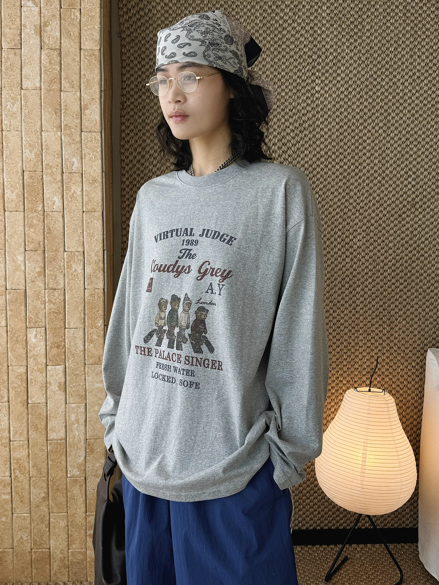 Новая весенняя женская футболка с длинными рукавами в американском ретро-стиле с принтом в виде плюшевого мишки и надписями, свободного кроя, с открытыми плечами.
Новая весенняя женская футболка с длинными рукавами в американском ретро-стиле с принтом в виде плюшевого мишки и надписями, свободного кроя, с открытыми плечами.