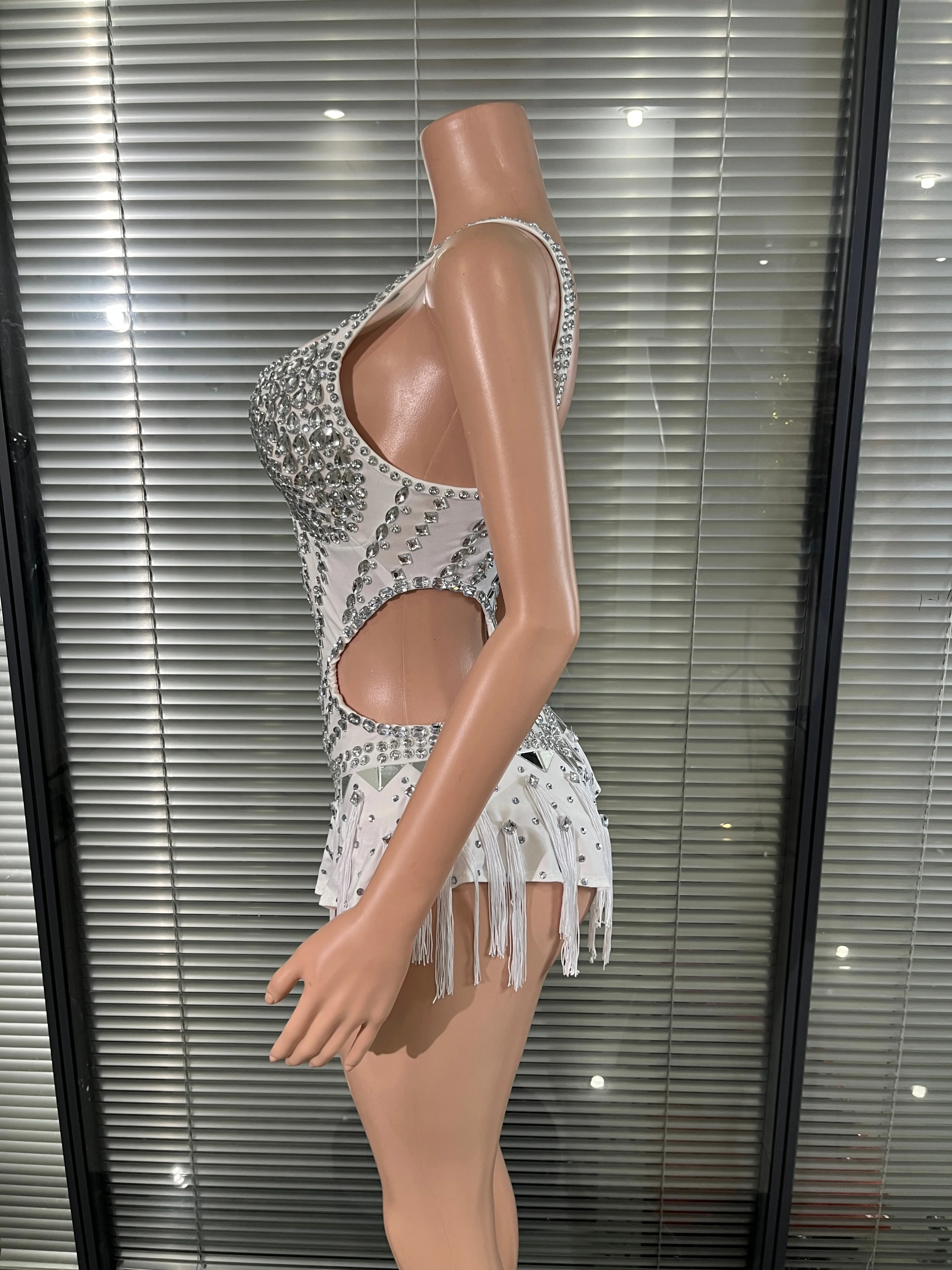 Opulent White Rhinestone-Embellished Bodysuit with Tassel Fringe and Waist Cutouts for Women Stage Performance
Opulent White Rhinestone-Embellished Bodysuit with Tassel Fringe and Waist Cutouts for Women Stage Performance
