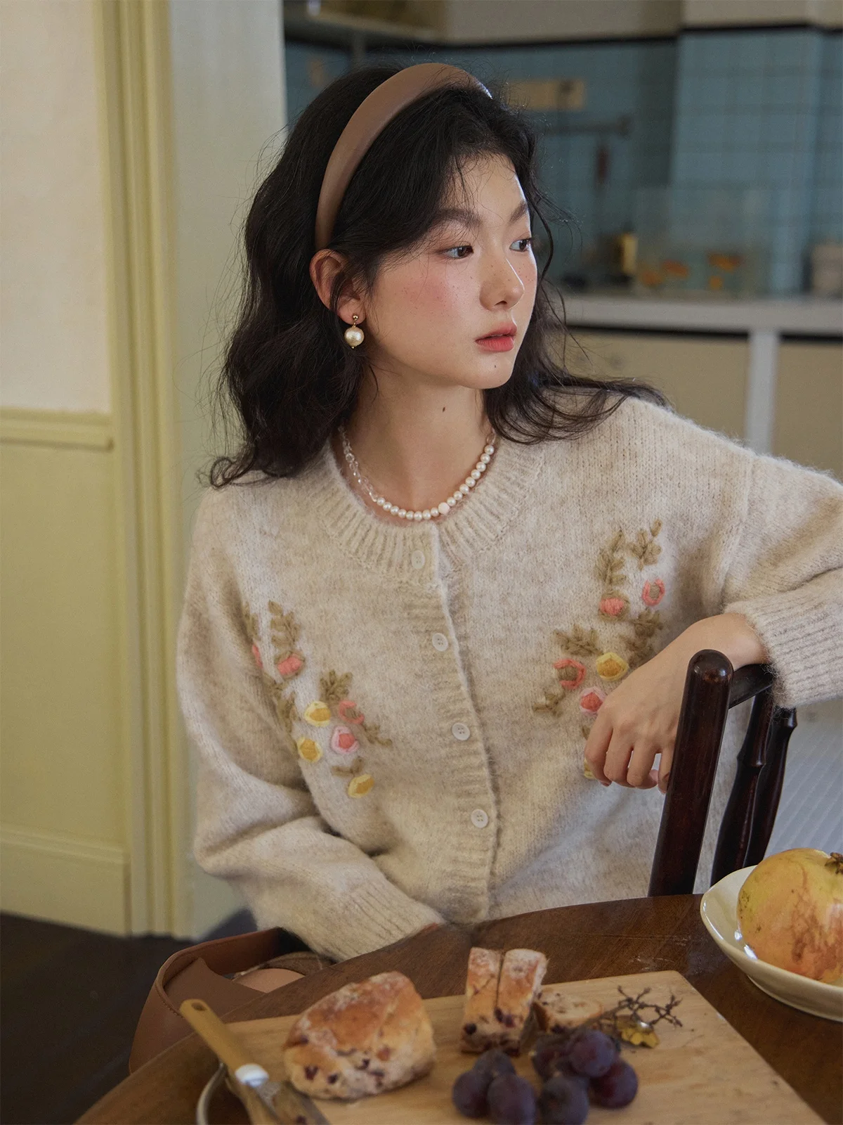 Высококачественный длинный кардиган из верблюжьей шерсти с круглым вырезом и открытыми плечами, женский, с вышивкой цветочным букетом, Concert Miss Squirrel
Высококачественный длинный кардиган из верблюжьей шерсти с круглым вырезом и открытыми плечами, женский, с вышивкой цветочным букетом, Concert Miss Squirrel