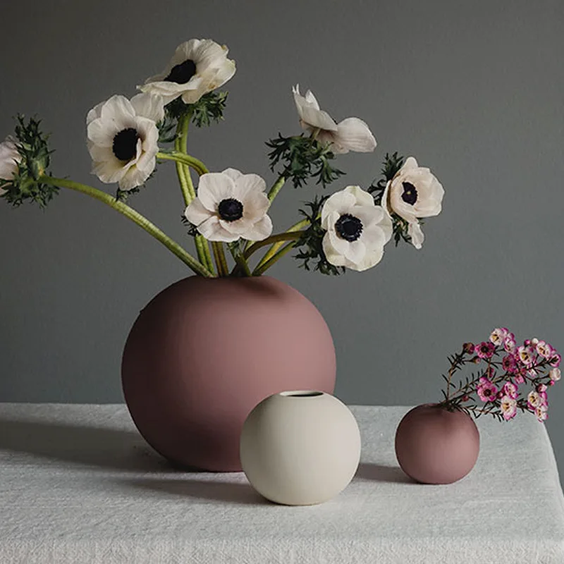 Modern simple and creative spherical vase, entrance living room model room coffee table decoration
Modern simple and creative spherical vase, entrance living room model room coffee table decoration