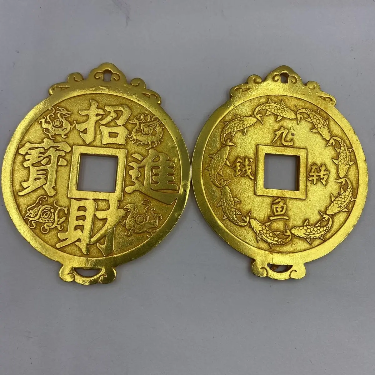 Lucky for wealth and treasure Copper coins Pure copper gilt Town house treasure Alloy home ornaments Living room feng shui decor
Lucky for wealth and treasure Copper coins Pure copper gilt Town house treasure Alloy home ornaments Living room feng shui decor
