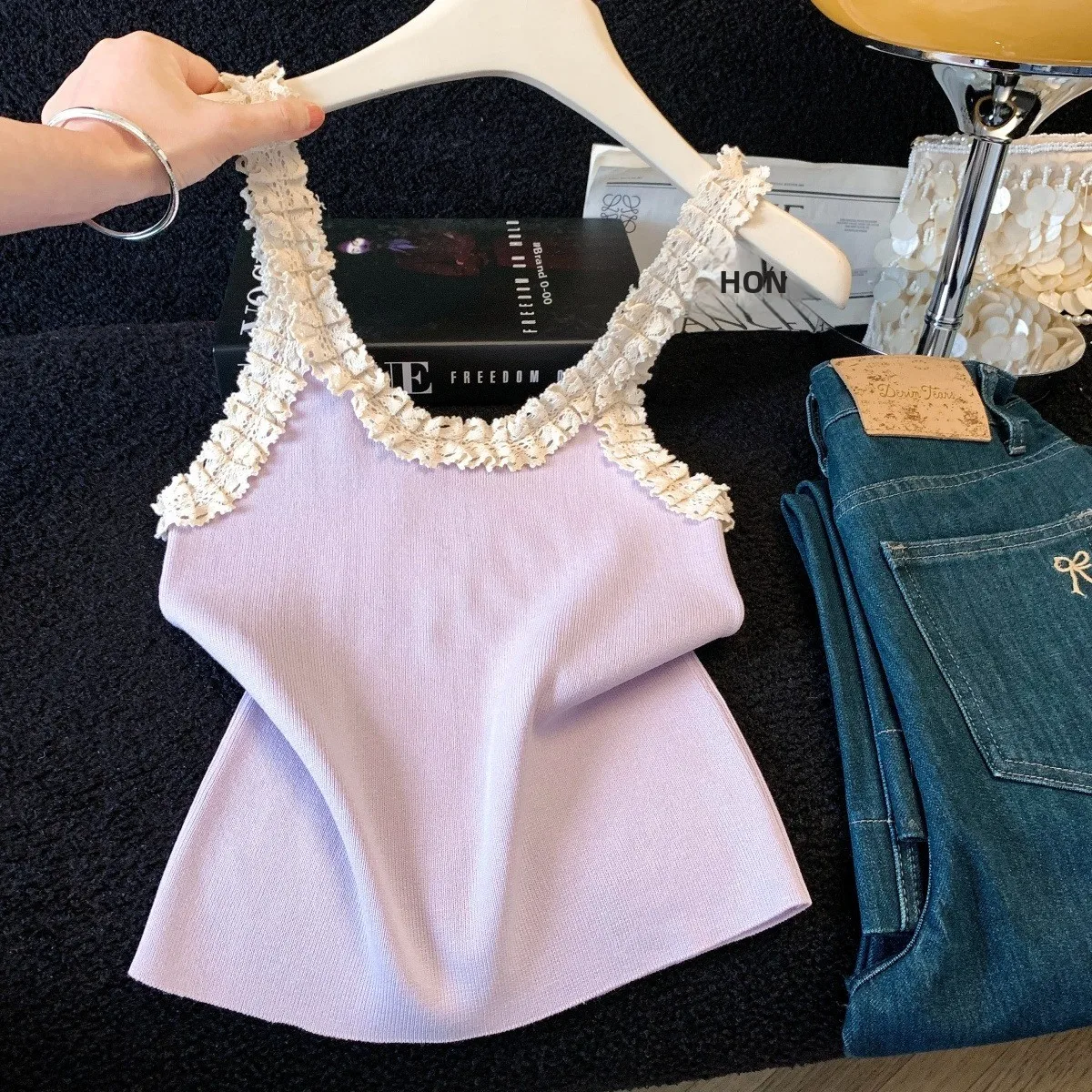 Pure Desire Lace Trim Halter Vest Women's Summer Dopaamine Style Slim Fit Short Sleeveless Top French Style Nylon Fabric
Pure Desire Lace Trim Halter Vest Women's Summer Dopaamine Style Slim Fit Short Sleeveless Top French Style Nylon Fabric