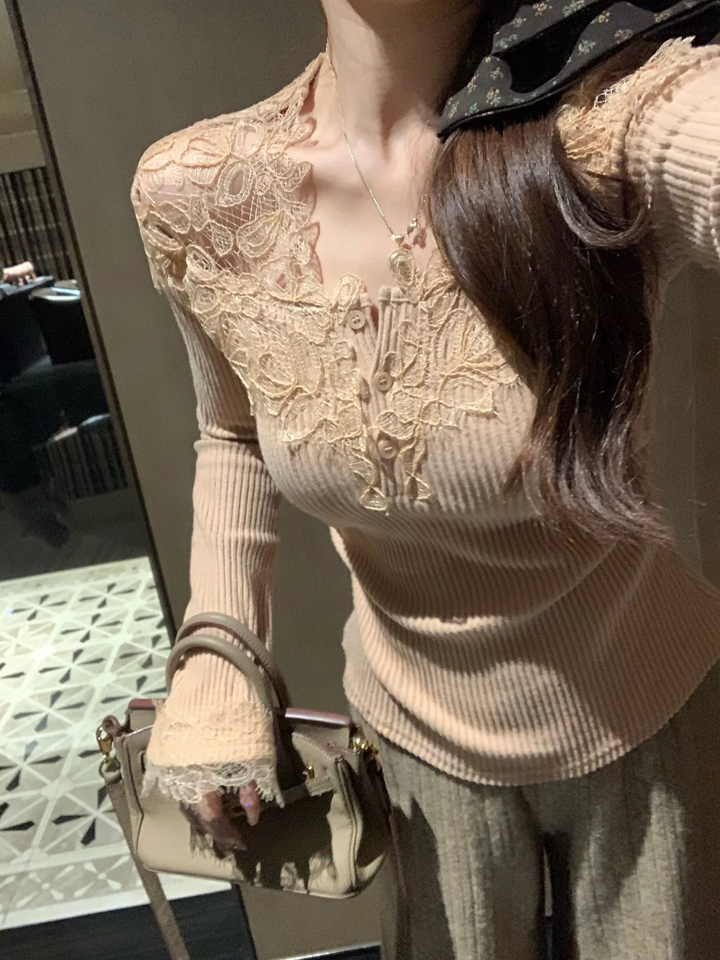 Женская повседневная футболка Pure Desire из хлопка с кружевом, приталенная, с длинным рукавом и V-образным вырезом, Gao Xiaowei, Зимняя коллекция 2025
Женская повседневная футболка Pure Desire из хлопка с кружевом, приталенная, с длинным рукавом и V-образным вырезом, Gao Xiaowei, Зимняя коллекция 2025