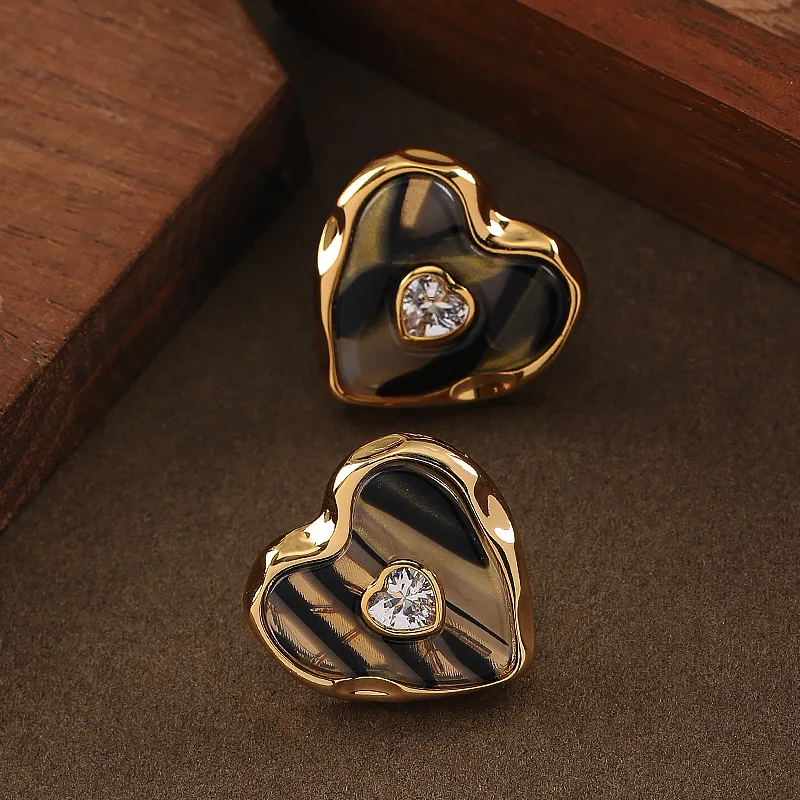 Fashionable and exquisite leopard print plate love earrings, personalized niche light luxury high-end commuting earrings
Fashionable and exquisite leopard print plate love earrings, personalized niche light luxury high-end commuting earrings