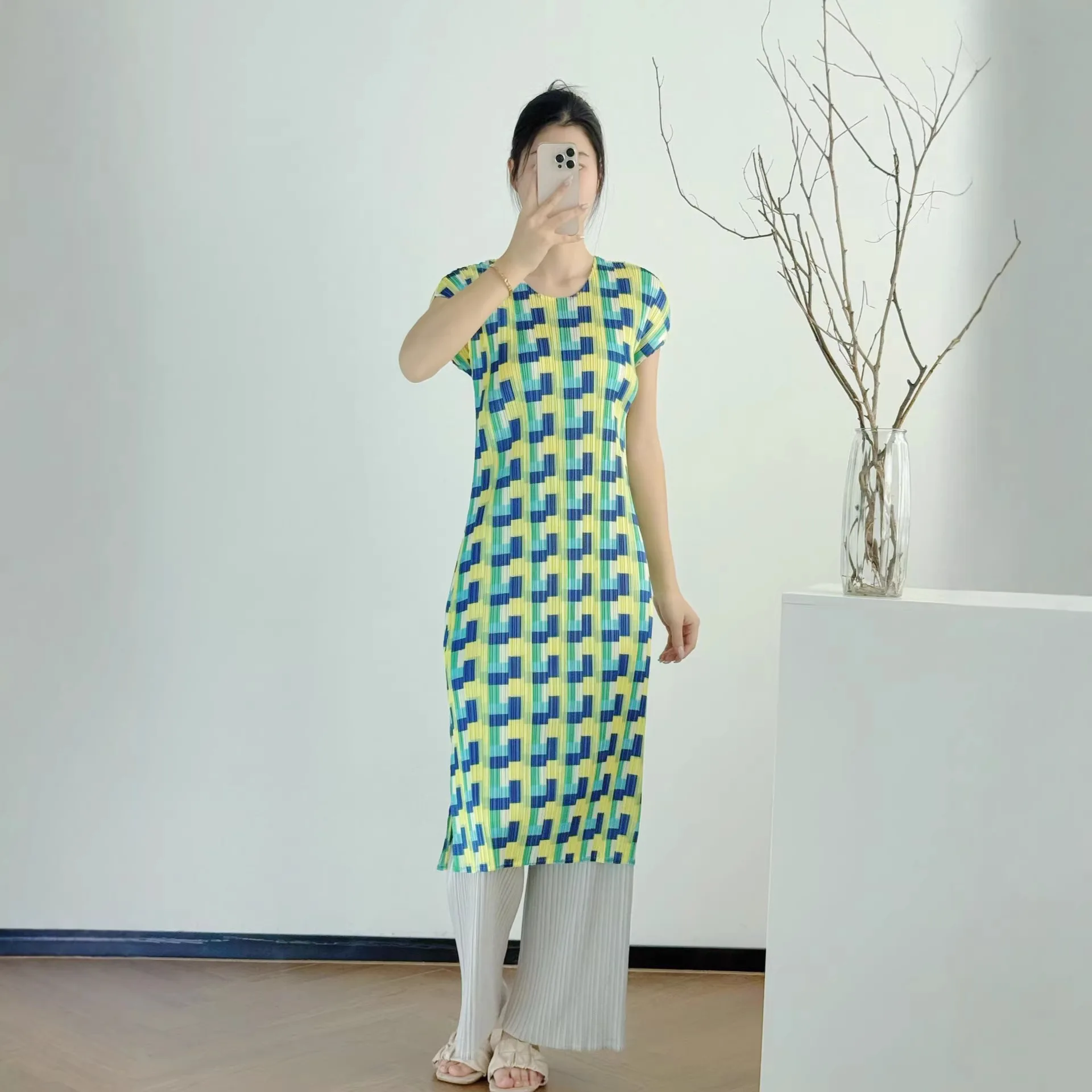 Miyake Style Pleated Dress for Women 2026 Spring and Summer New Multi-color Printed V-neck Short-sleeved Straight Skirt
Miyake Style Pleated Dress for Women 2026 Spring and Summer New Multi-color Printed V-neck Short-sleeved Straight Skirt