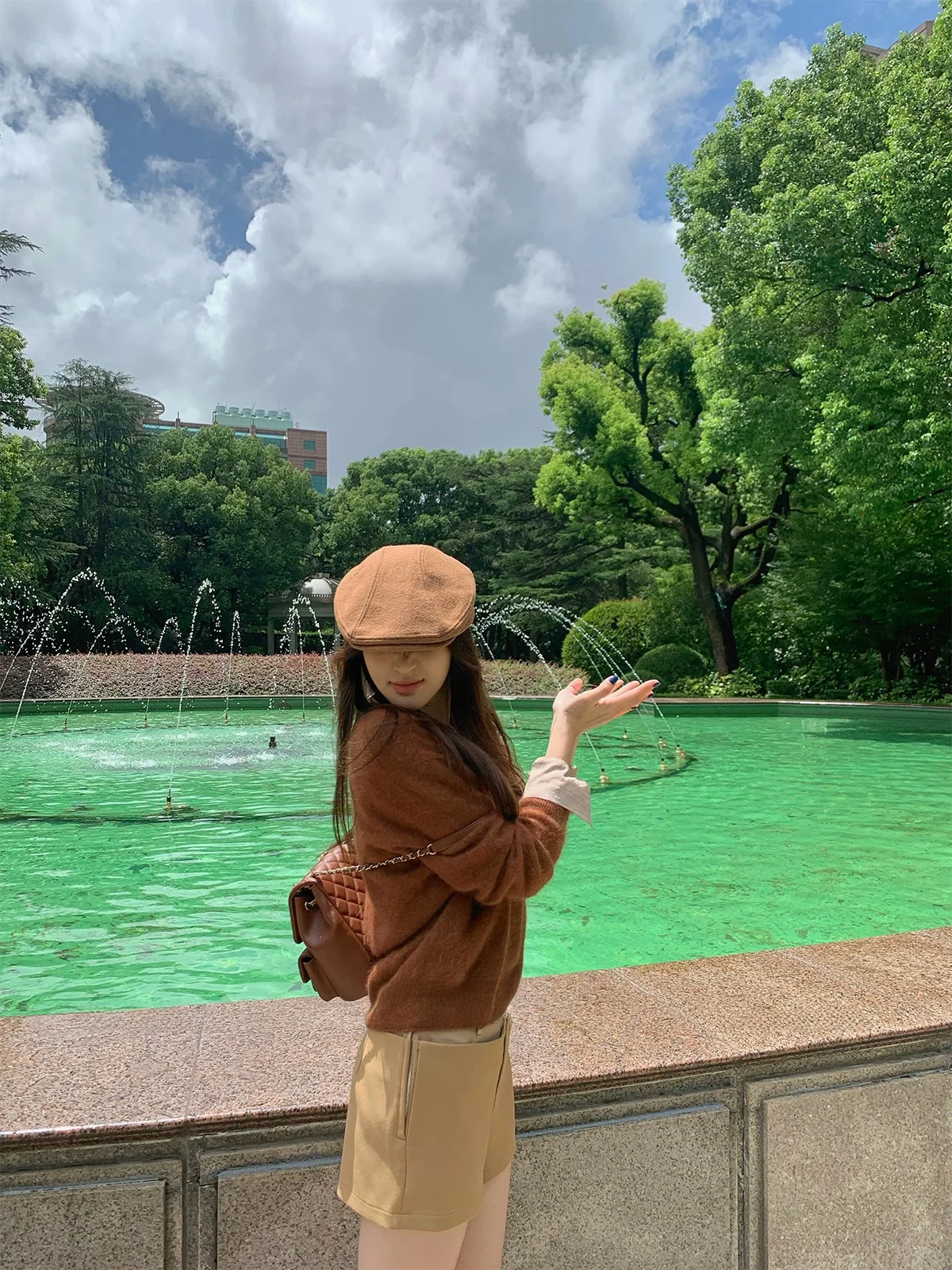 Свитер Hua Hua Yuan u Feng из серии Inner Healing, вязаный из кашемировой шерсти, свободный, универсальный, с V-образным вырезом, осенний, повседневный, свободного кроя.
Свитер Hua Hua Yuan u Feng из серии Inner Healing, вязаный из кашемировой шерсти, свободный, универсальный, с V-образным вырезом, осенний, повседневный, свободного кроя.