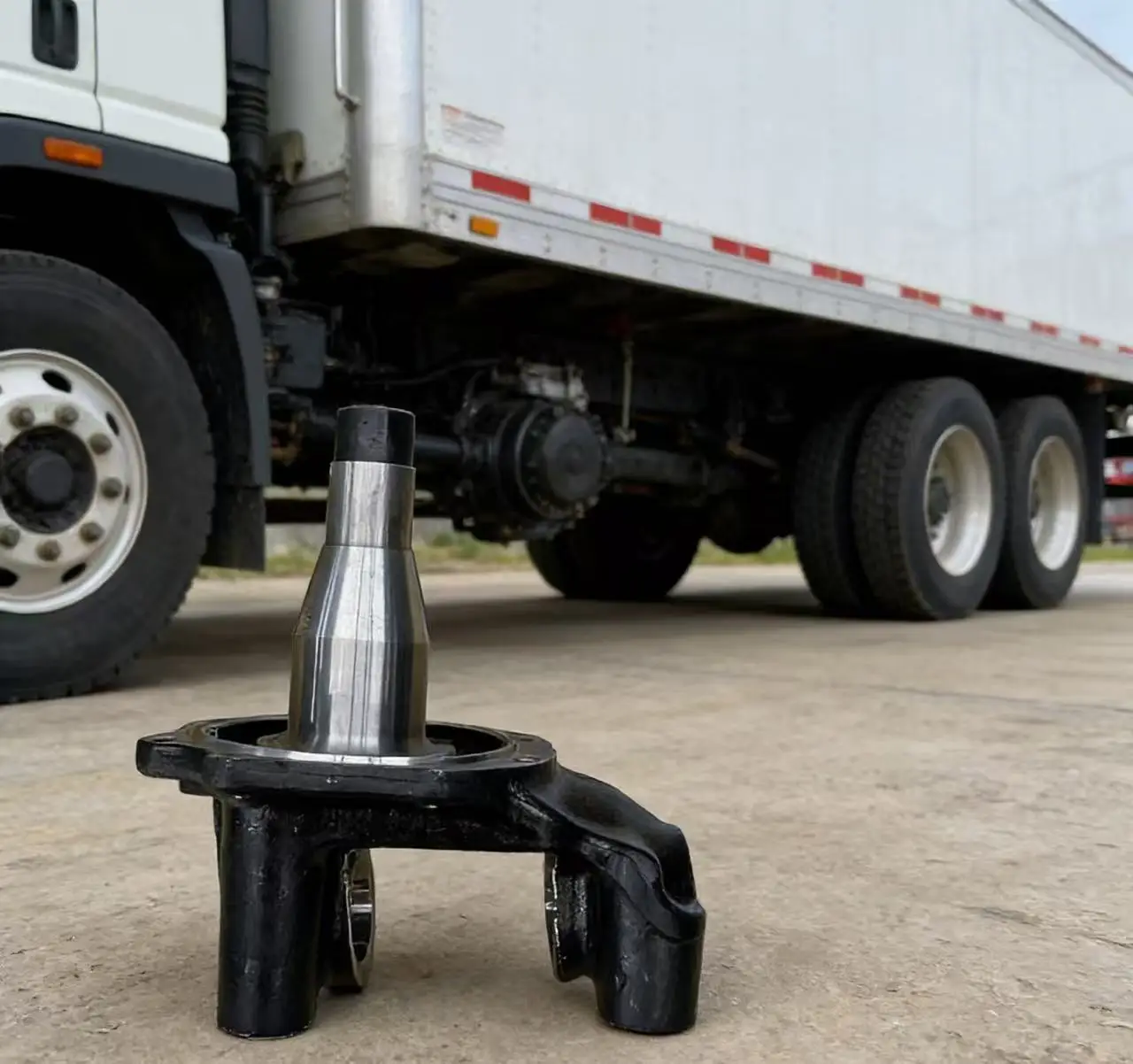 Hot-selling Truck Parts New Steering Knuckle 81.44201.0143 81.44201.0144 DZ9100410400 Heavy Duty Trucks
Hot-selling Truck Parts New Steering Knuckle 81.44201.0143 81.44201.0144 DZ9100410400 Heavy Duty Trucks