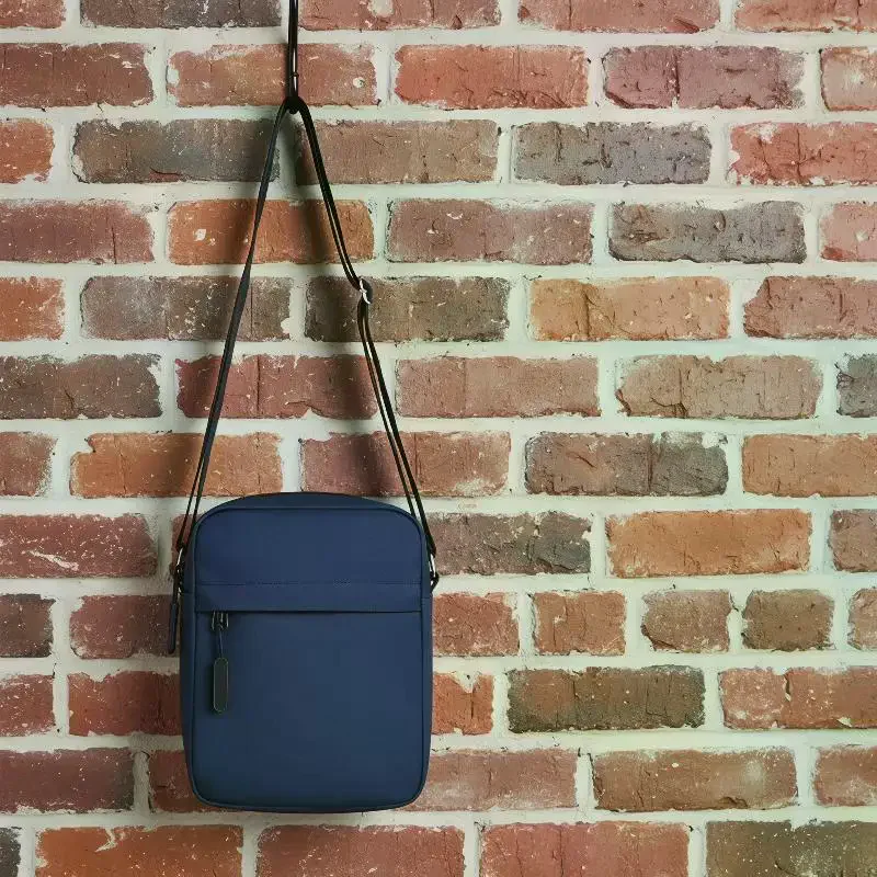 Lightweight Solid Color Shoulder Bag Portable Cellphone Storage Pouch For Men Women Daily Commute Casual Outfit Accessory
Lightweight Solid Color Shoulder Bag Portable Cellphone Storage Pouch For Men Women Daily Commute Casual Outfit Accessory