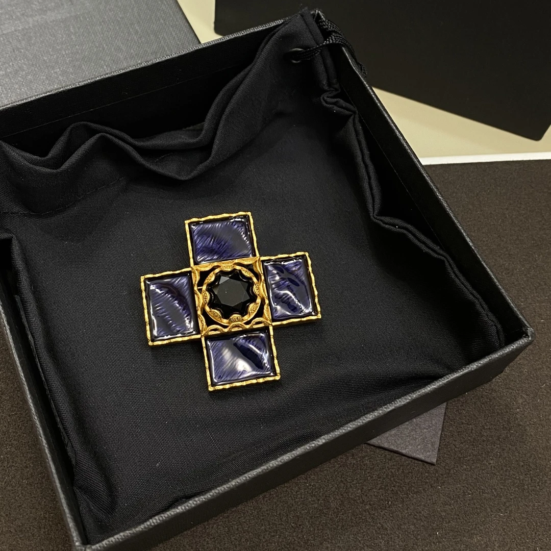 Vintage Europe America Designer Brand Cross Crystal Brooch Women Luxury Jewelry Accessories
Vintage Europe America Designer Brand Cross Crystal Brooch Women Luxury Jewelry Accessories
