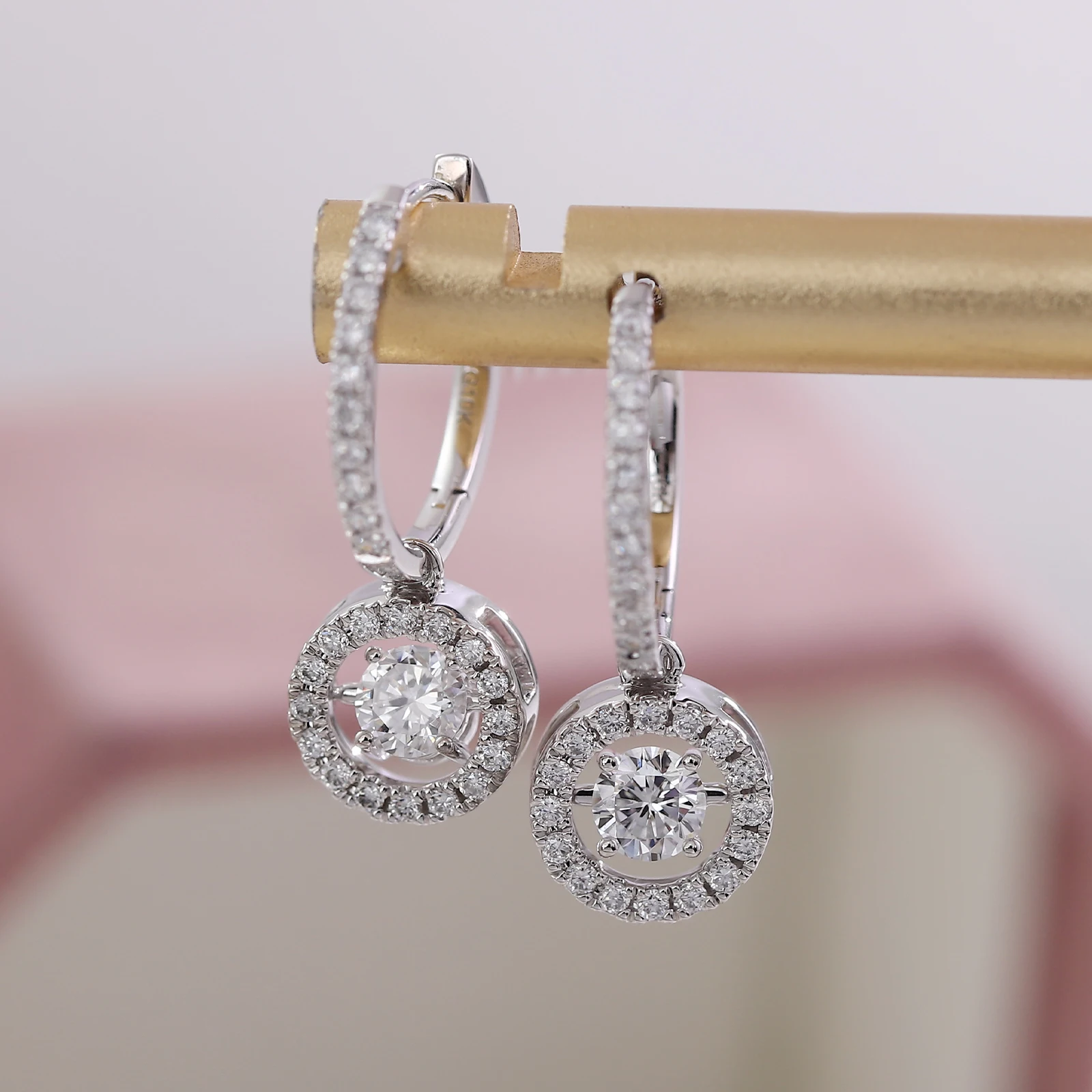 Роскошные серьги-кольца в Провансе для женщин DEF/VS Lab Diamonds, 14-каратное золото, серьги-капли Huggie для помолвки, ювелирные изделия на заказ
Роскошные серьги-кольца в Провансе для женщин DEF/VS Lab Diamonds, 14-каратное золото, серьги-капли Huggie для помолвки, ювелирные изделия на заказ