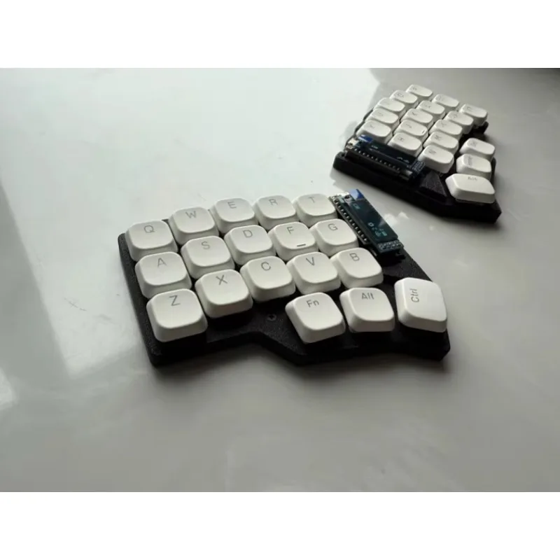 Комплект беспроводной разделенной клавиатуры Corne Mini с 36/42 клавишами на заказ с возможностью горячей замены Zmk Bluetooth Chocv2 с низким валом и OLED/гарным! Экран огляду
Комплект беспроводной разделенной клавиатуры Corne Mini с 36/42 клавишами на заказ с возможностью горячей замены Zmk Bluetooth Chocv2 с низким валом и OLED/гарным! Экран огляду