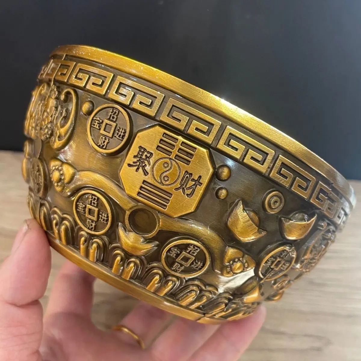 Antique large pure copper cornucopia Shen Wansan same style, Jucai bowl, Daming Xuande annual copper bowl ornament
Antique large pure copper cornucopia Shen Wansan same style, Jucai bowl, Daming Xuande annual copper bowl ornament