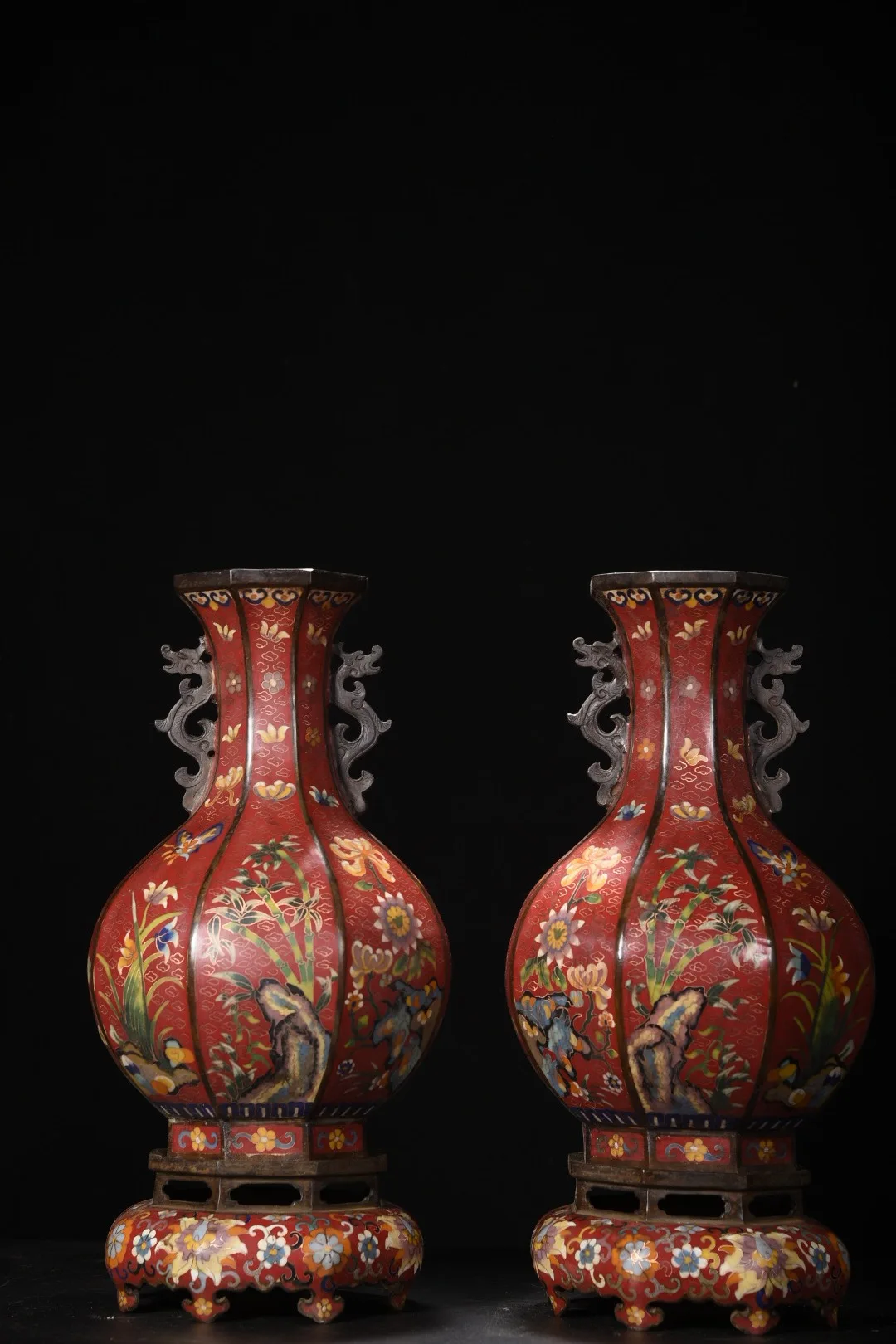 17"Tibetan Temple Collection Old Bronze Cloisonne Enamel Chrysanthemum Plum Blossom Pattern Dragon Ear Hexagonal Vase Base
17"Tibetan Temple Collection Old Bronze Cloisonne Enamel Chrysanthemum Plum Blossom Pattern Dragon Ear Hexagonal Vase Base