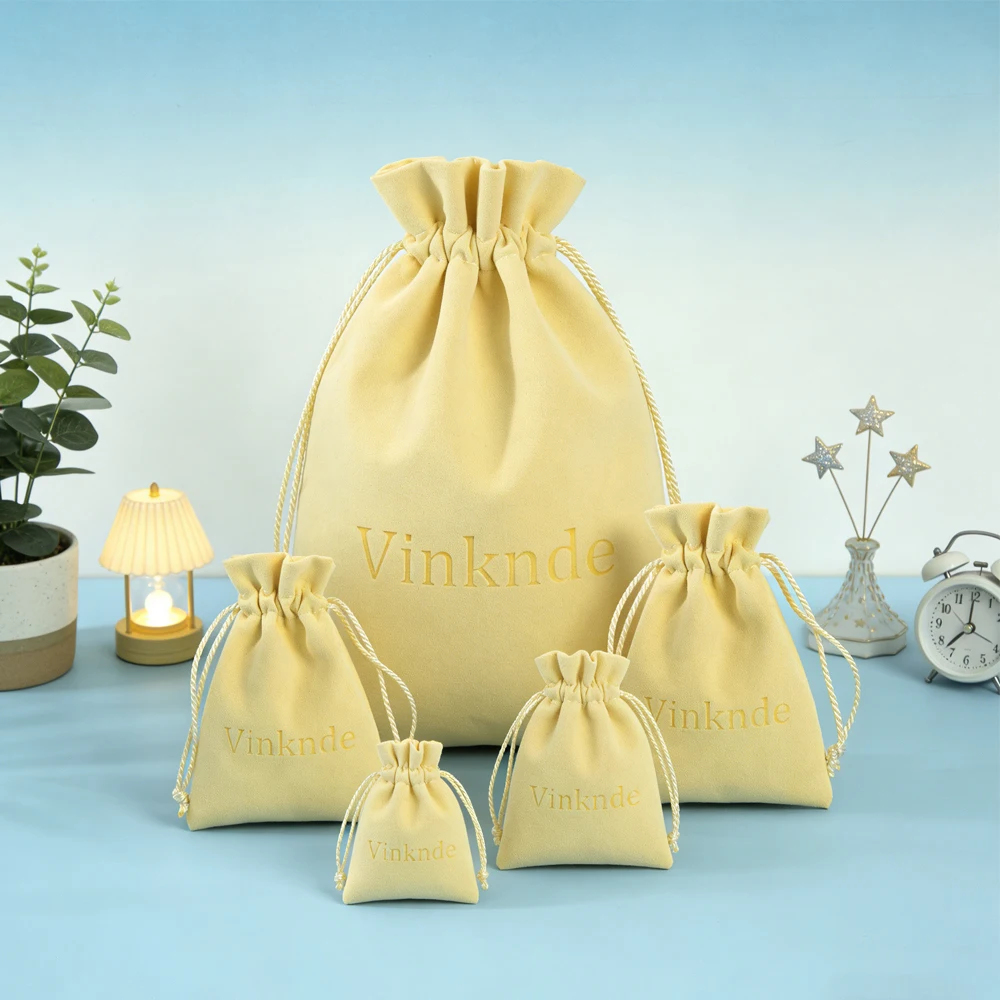 100 шт. 3x4 дюйма, замшевый мешочек для ювелирных изделий из микрофибры, индивидуальный логотип, бархатная сумка на шнурке, свадебные серьги, кольца, дисплей, подарочная упаковка
100 шт. 3x4 дюйма, замшевый мешочек для ювелирных изделий из микрофибры, индивидуальный логотип, бархатная сумка на шнурке, свадебные серьги, кольца, дисплей, подарочная упаковка