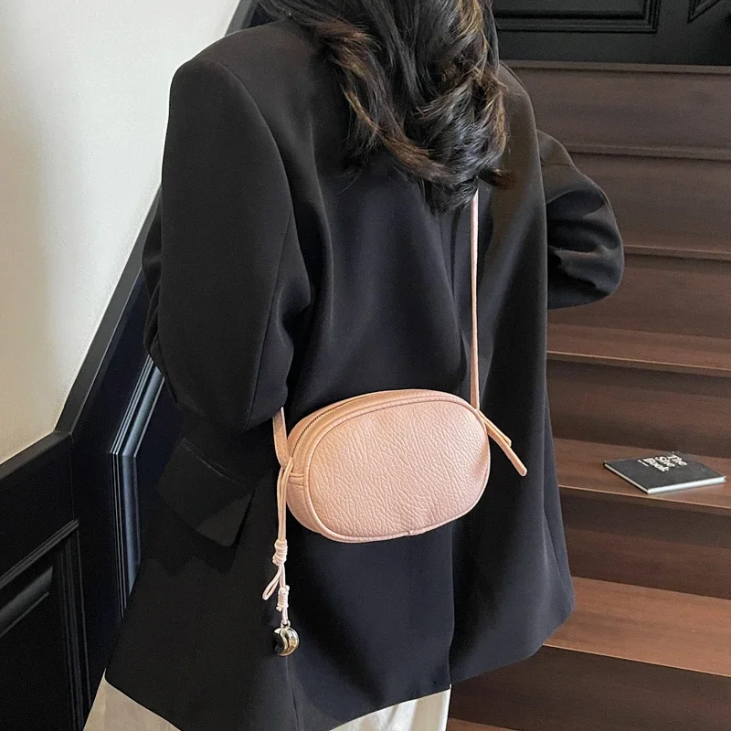 Модная и универсальная сумка на одно плечо, высококачественная нишевая дизайнерская сумка для мобильного телефона, новые повседневные универсальные женские сумки через плечо
Модная и универсальная сумка на одно плечо, высококачественная нишевая дизайнерская сумка для мобильного телефона, новые повседневные универсальные женские сумки через плечо