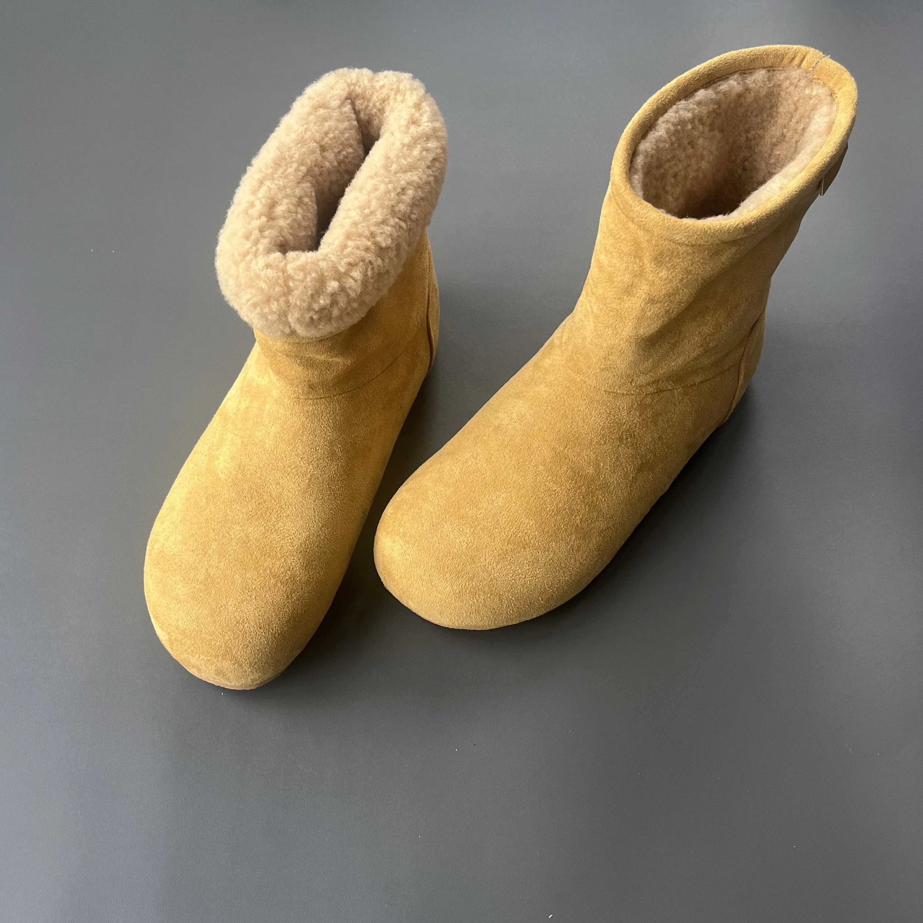 Casual Chelsea Boots Short Autumn Winter Style Unisex Large Head Snow Boots Warm Low Heel round Toe Fashionable British Style
Casual Chelsea Boots Short Autumn Winter Style Unisex Large Head Snow Boots Warm Low Heel round Toe Fashionable British Style