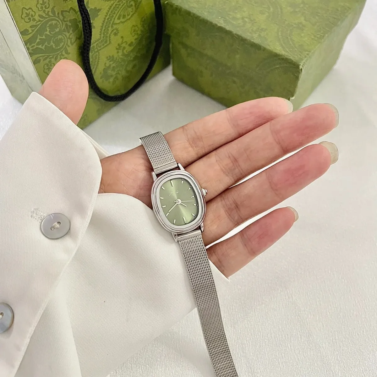 Минималистичные женские кварцевые часы овальной формы в холодных серых тонах, элегантные и универсальные, с тонкой цепочкой.
Минималистичные женские кварцевые часы овальной формы в холодных серых тонах, элегантные и универсальные, с тонкой цепочкой.