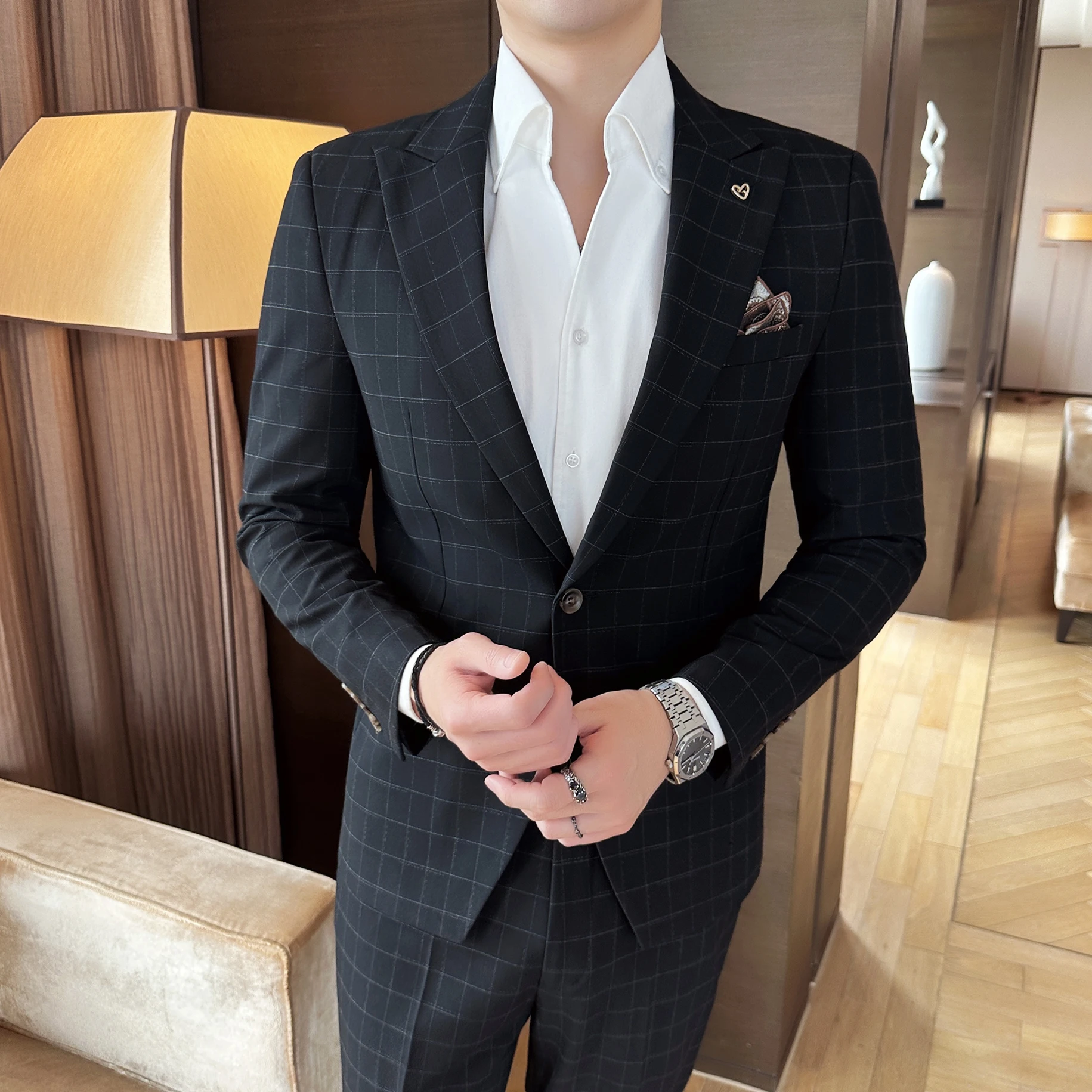 High-quality, fashionable, stylish and casual autumn men's checked suit two-piece set, slimming British casual suit set
High-quality, fashionable, stylish and casual autumn men's checked suit two-piece set, slimming British casual suit set