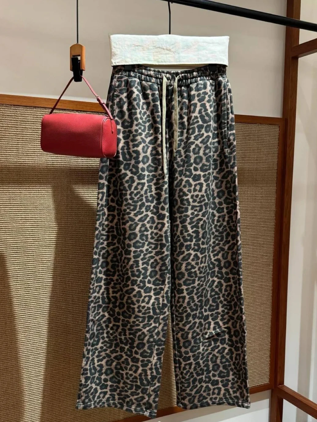 Fashionable Leopard Print Wide Leg Pants Elastic Waist Casual Trousers for Women Cotton Material Autumn Season Heidd Brand
Fashionable Leopard Print Wide Leg Pants Elastic Waist Casual Trousers for Women Cotton Material Autumn Season Heidd Brand