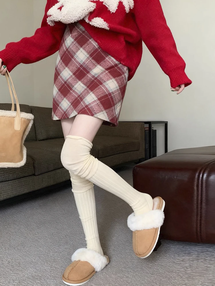 Retro red plaid skirt, woolen short skirt, new high-waisted, slimming, anti-glare and body-hugging dress for women in autumn and
Retro red plaid skirt, woolen short skirt, new high-waisted, slimming, anti-glare and body-hugging dress for women in autumn and