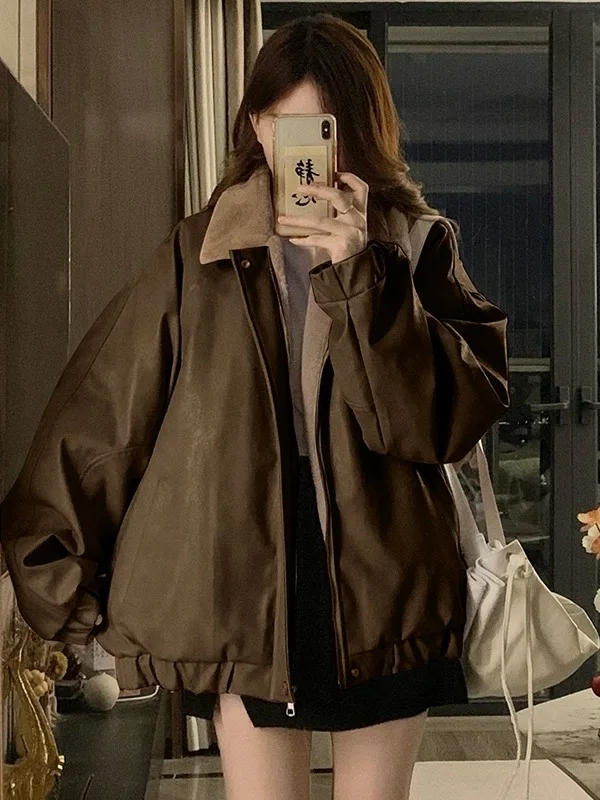 Зимнее розовое кожаное пальто на меховой подкладке, женское пальто, теплая хлопковая верхняя одежда в американском стиле ретро, модная женская одежда Faion
Зимнее розовое кожаное пальто на меховой подкладке, женское пальто, теплая хлопковая верхняя одежда в американском стиле ретро, модная женская одежда Faion