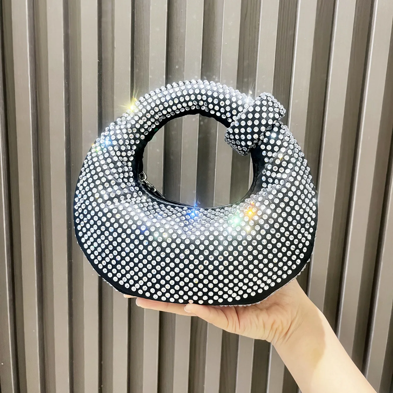 Новая женская сумка-клатч 2025 года с дизайном TEMU Knot, украшенная блестящими стразами и пайетками, для ношения в руке
Новая женская сумка-клатч 2025 года с дизайном TEMU Knot, украшенная блестящими стразами и пайетками, для ношения в руке