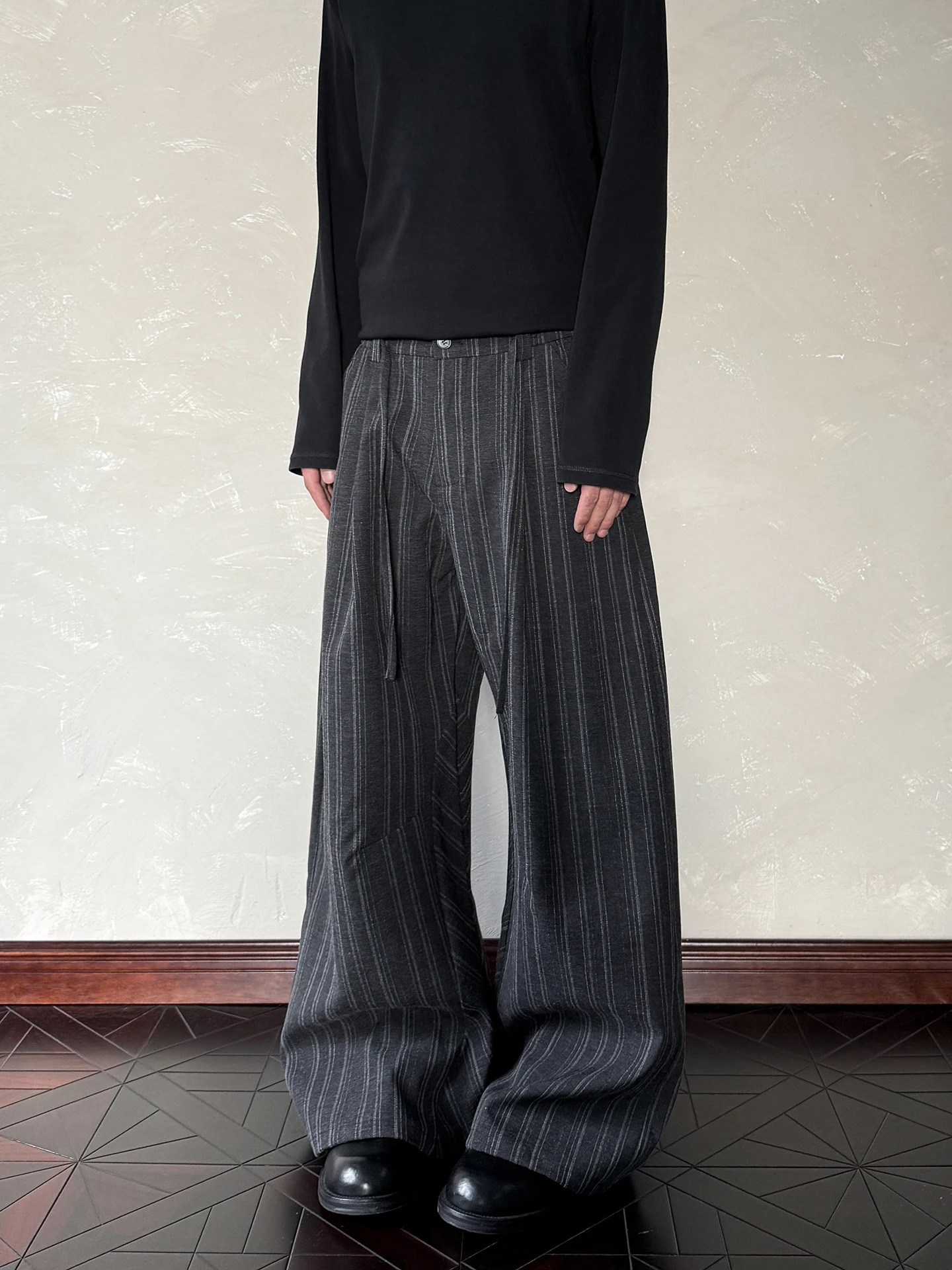 Американские ретро ленивые старые деньги Sle CleanFit в полоску с высокой талией свободные прямые повседневные брюки молодежные из полиэфирного волокна
Американские ретро ленивые старые деньги Sle CleanFit в полоску с высокой талией свободные прямые повседневные брюки молодежные из полиэфирного волокна