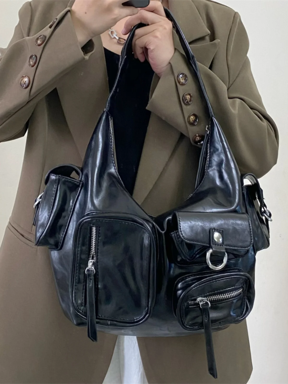 European / American Fashion Motorcycle Style Single Shoulder Women Bag Three-dimensional Multi Pocket Design And Rivet Tote Bag
European / American Fashion Motorcycle Style Single Shoulder Women Bag Three-dimensional Multi Pocket Design And Rivet Tote Bag