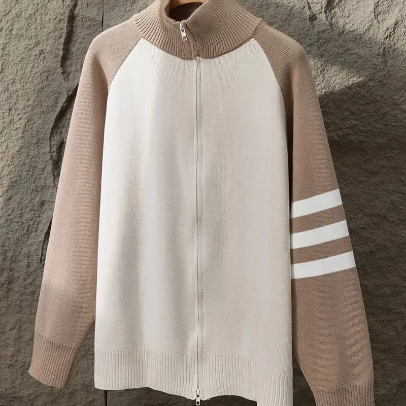 Мужской свободный вязаный кардиган-свитер со воротником-стойкой, с цветными вставками и полосатым узором, теплая повседневная вязаная верхняя одежда
Мужской свободный вязаный кардиган-свитер со воротником-стойкой, с цветными вставками и полосатым узором, теплая повседневная вязаная верхняя одежда