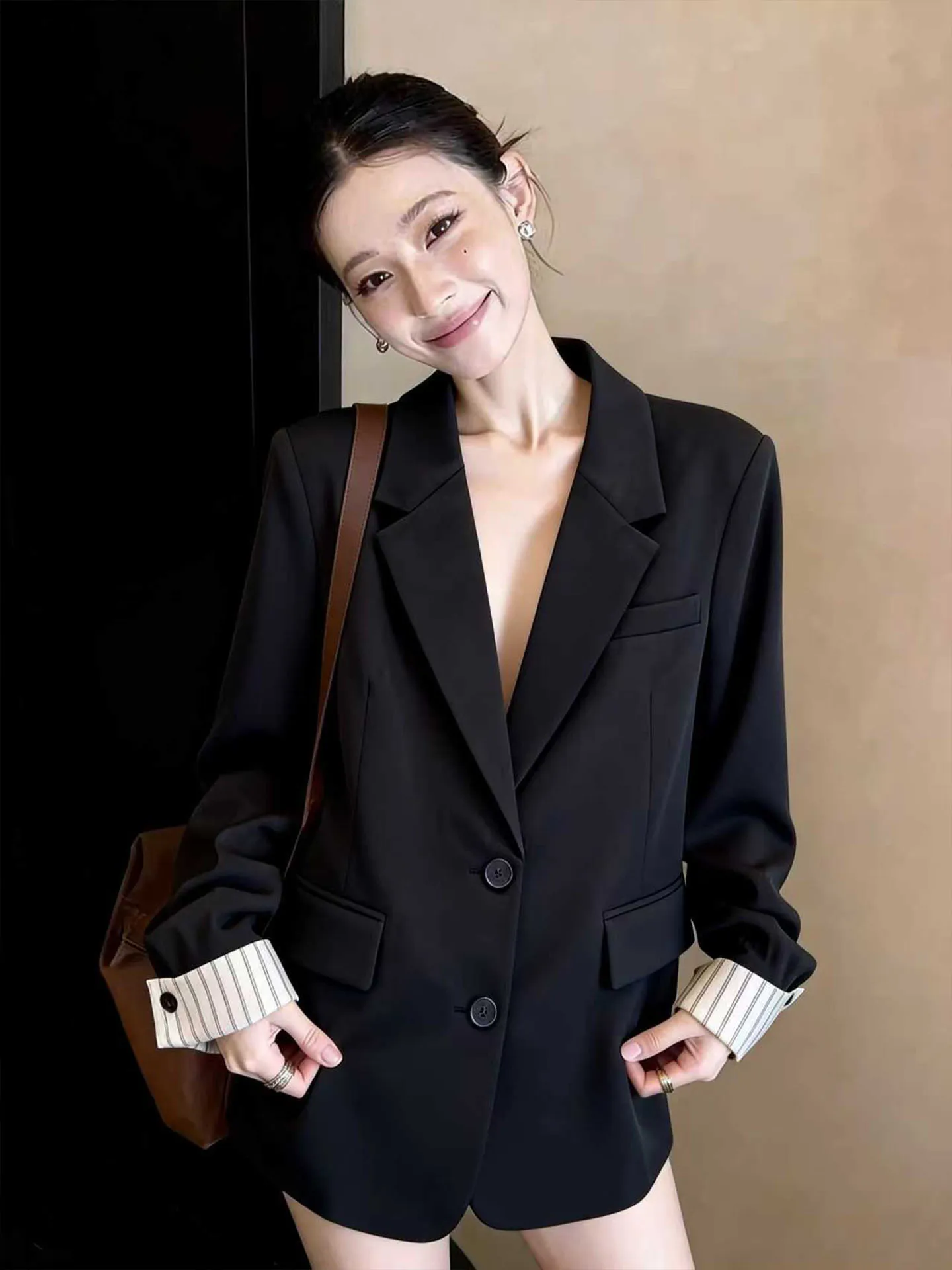 Женский универсальный приталенный топ Ele Bla Suit Jaet для офиса, весна 2026, с длинным рукавом, на пуговицах, приталенный крой.
Женский универсальный приталенный топ Ele Bla Suit Jaet для офиса, весна 2026, с длинным рукавом, на пуговицах, приталенный крой.