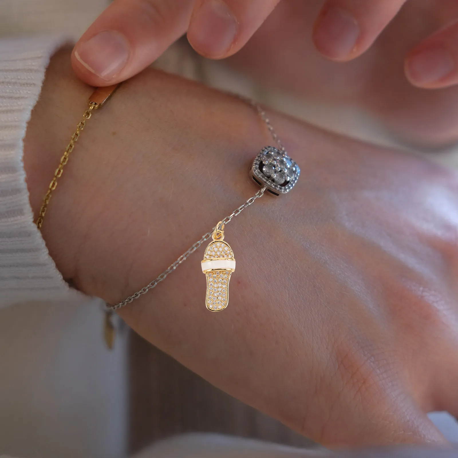 2 шт. подвески-шлепанцы со стразами для самостоятельного изготовления украшений, шармы для браслетов, ожерелий, серег, металлические аксессуары для обуви, ручная работа
2 шт. подвески-шлепанцы со стразами для самостоятельного изготовления украшений, шармы для браслетов, ожерелий, серег, металлические аксессуары для обуви, ручная работа