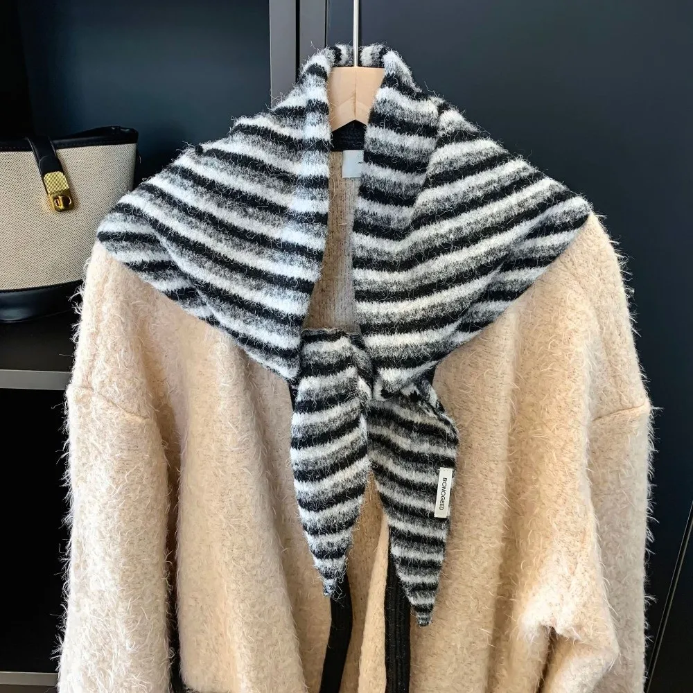 Модный универсальный вязаный треугольный хиджаб, теплая мягкая шаль, шарф, полосатый узор, вязаный шарф, зимний сезон, женский платок
Модный универсальный вязаный треугольный хиджаб, теплая мягкая шаль, шарф, полосатый узор, вязаный шарф, зимний сезон, женский платок