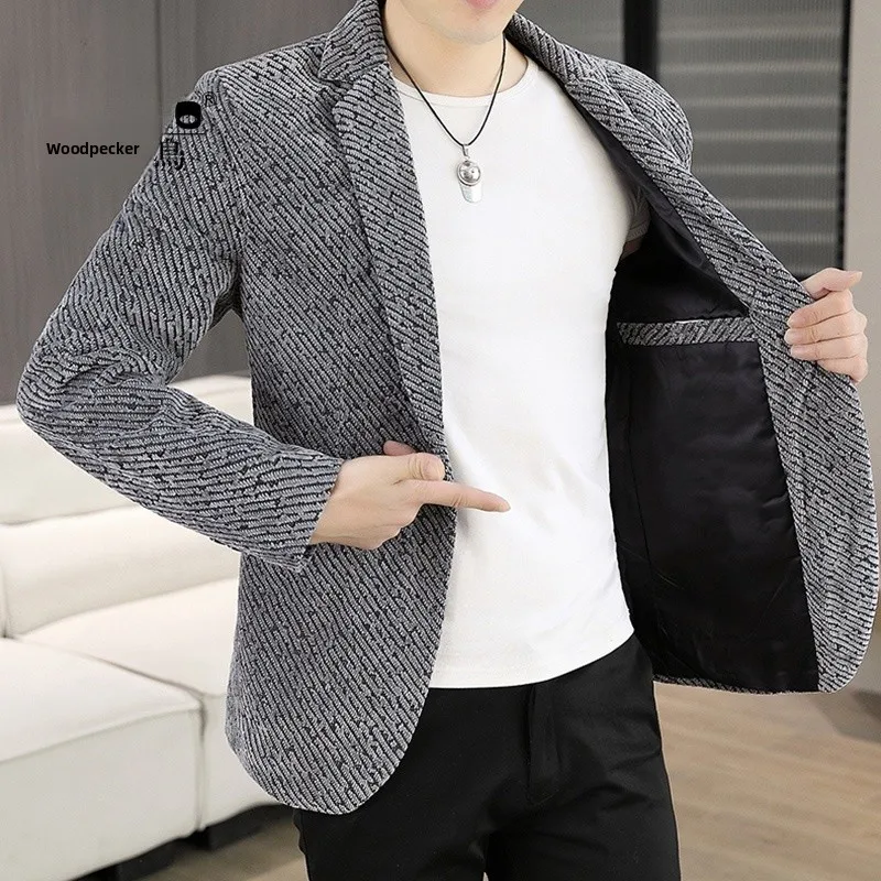 Мужской приталенный повседневный полосатый пиджак для молодежи, весенне-осенний, модный, деловой, для отдыха, верхняя одежда из полиэстера, с длинным рукавом
Мужской приталенный повседневный полосатый пиджак для молодежи, весенне-осенний, модный, деловой, для отдыха, верхняя одежда из полиэстера, с длинным рукавом