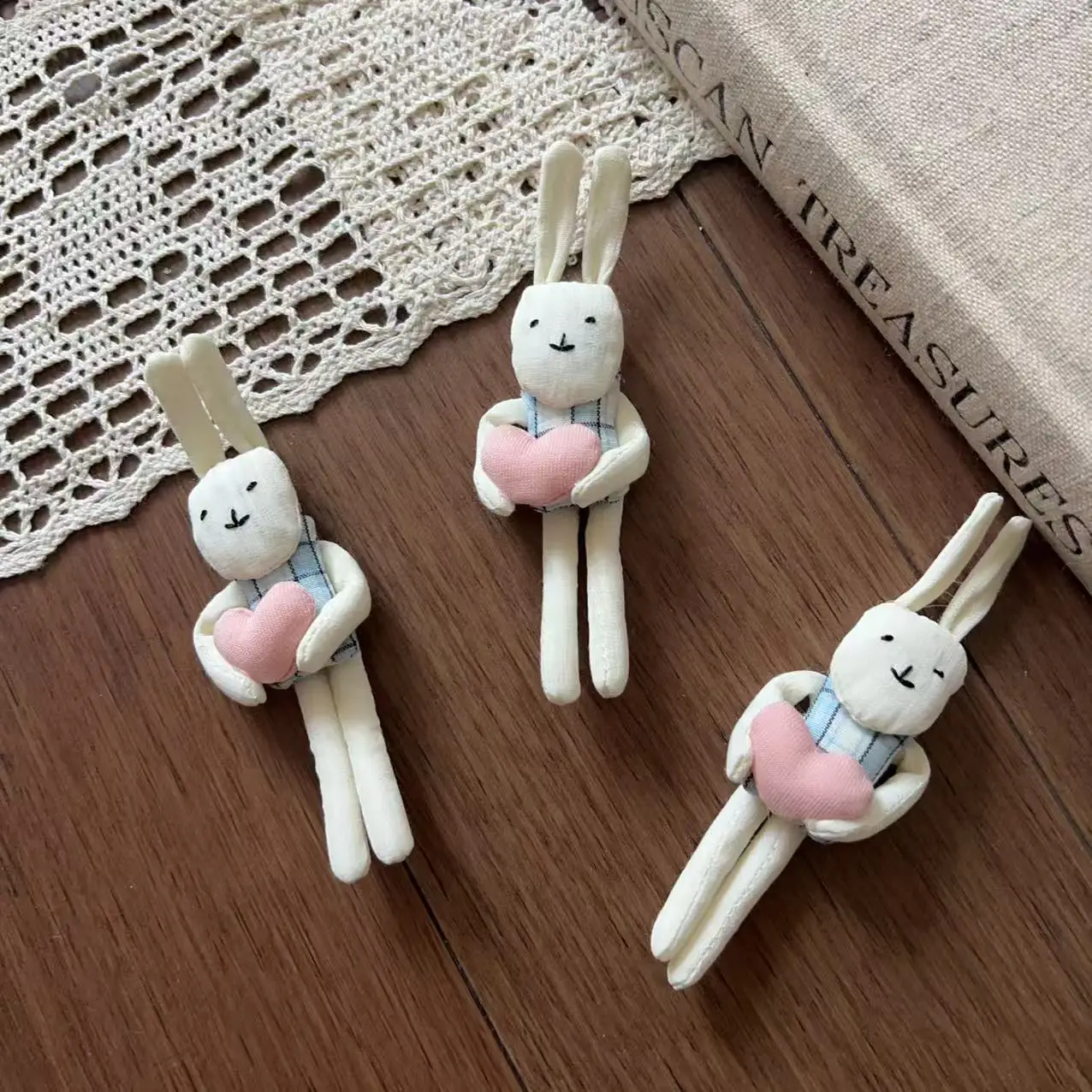 Soft Fabric Rabbit Holding Heart DIY Brooch Pin Hair Clip for Shoes Hat Bag Scarf Apparel Embellishment Cute
Soft Fabric Rabbit Holding Heart DIY Brooch Pin Hair Clip for Shoes Hat Bag Scarf Apparel Embellishment Cute