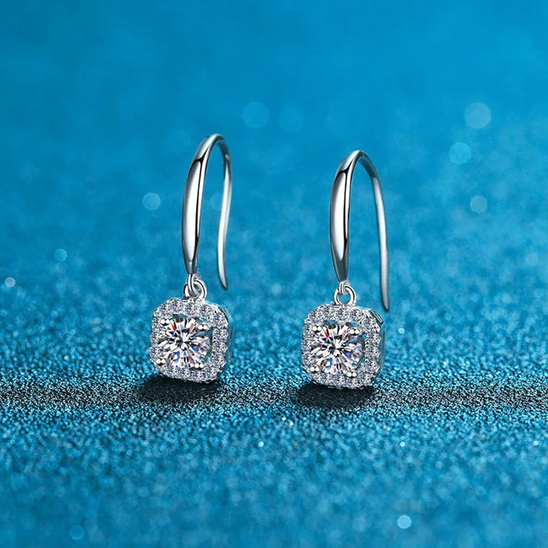 D color moissanite earrings, light luxury earrings, 18K gold inlaid with 0.5 carat earrings, moissanite platinum PT950 imprint
D color moissanite earrings, light luxury earrings, 18K gold inlaid with 0.5 carat earrings, moissanite platinum PT950 imprint