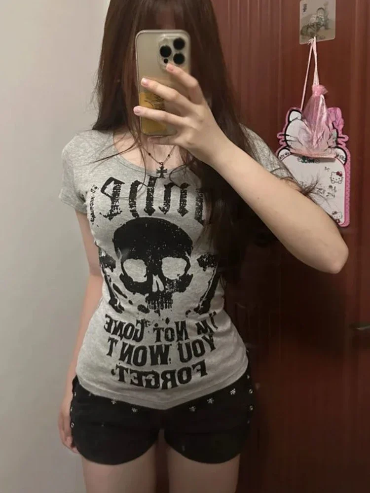 Summer 2025 Retro Women's Streetwear T-Shirt American Y2K Slim Waist Punk Skull Personality Print Casual 2000 T-Shirt Top
Summer 2025 Retro Women's Streetwear T-Shirt American Y2K Slim Waist Punk Skull Personality Print Casual 2000 T-Shirt Top