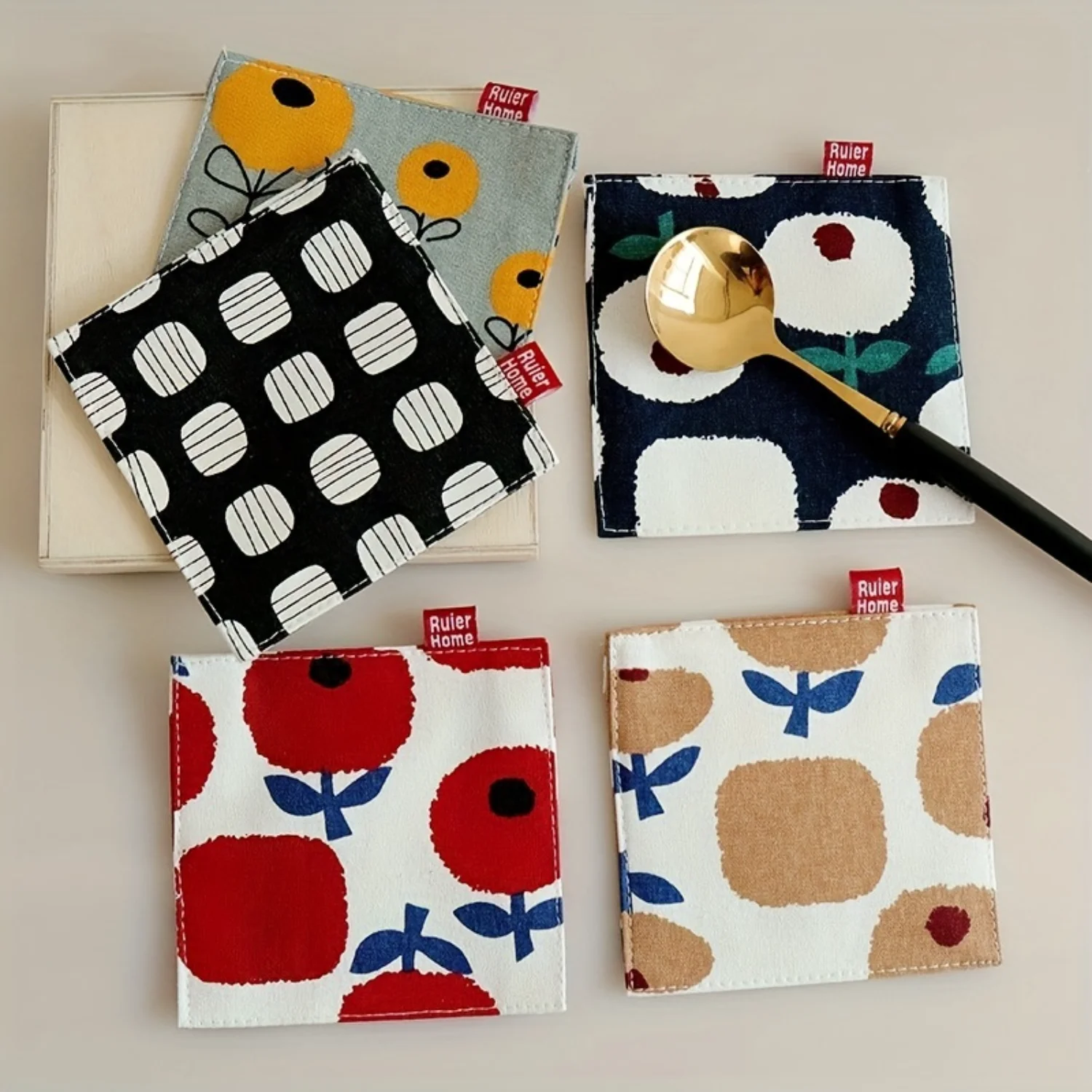 5-Piece Double-Layer Fabric Coasters Set - Heat-Resistant & Absorbent, Perfect for & Decor, Charming Design
5-Piece Double-Layer Fabric Coasters Set - Heat-Resistant & Absorbent, Perfect for & Decor, Charming Design