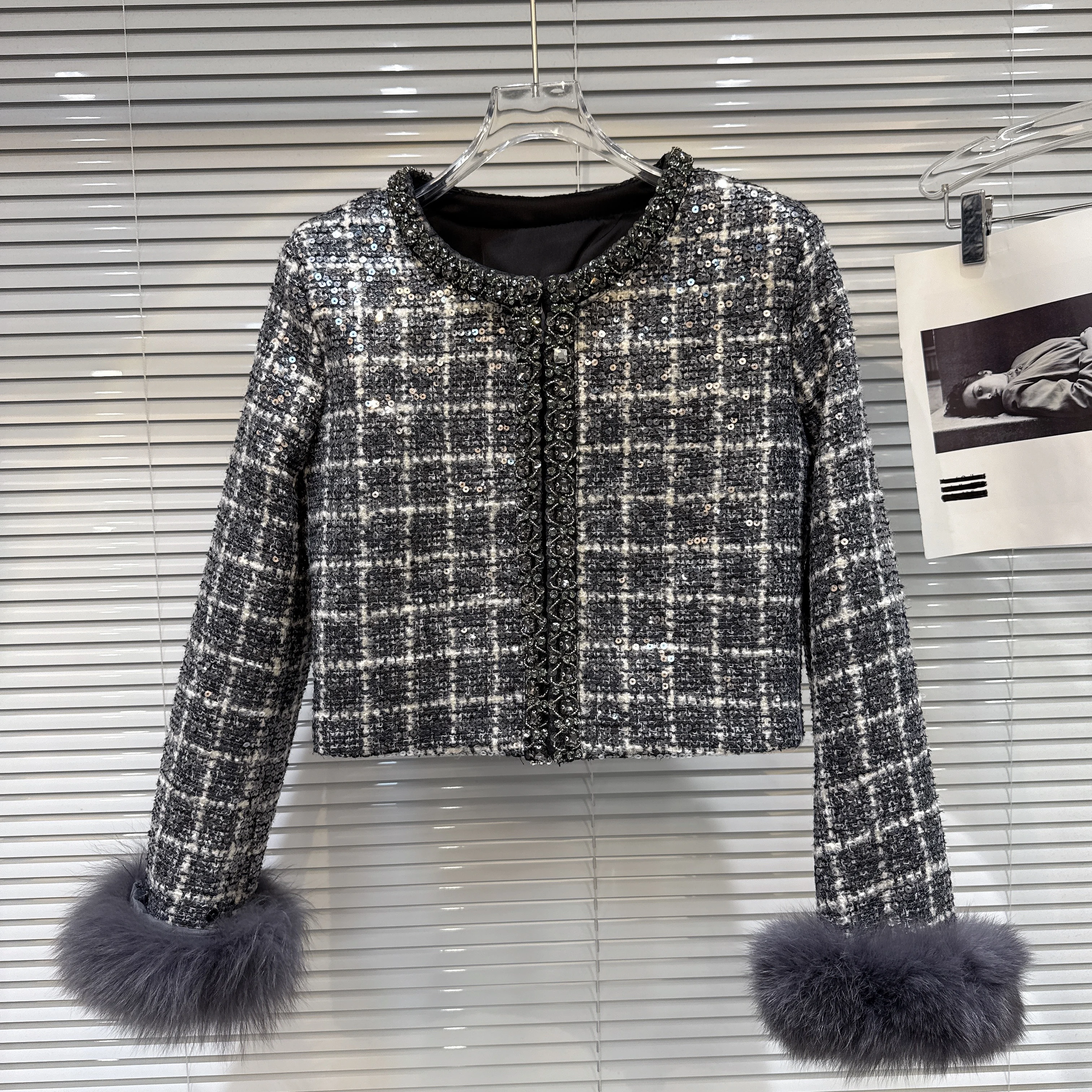 2025 Winter New Luxury Socialite Fox Fur Sleeve Sequin Tweed Down Feather Jacket, Short Black Coat for Ladies
2025 Winter New Luxury Socialite Fox Fur Sleeve Sequin Tweed Down Feather Jacket, Short Black Coat for Ladies