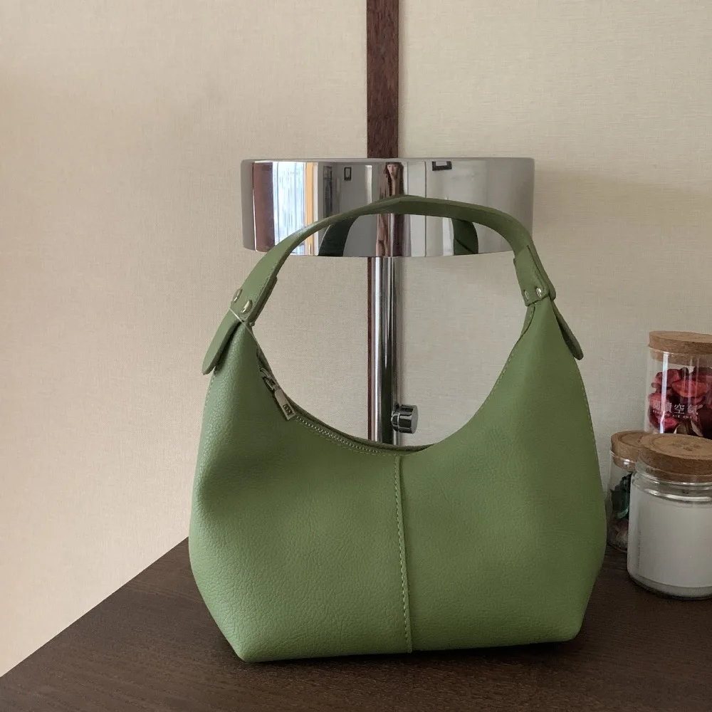 Fashion Large Capacity PU Hobo Bag Solid Color Korean Style Shoulder Bag Fashion Design Handbag French Style Handbag Streetwear
Fashion Large Capacity PU Hobo Bag Solid Color Korean Style Shoulder Bag Fashion Design Handbag French Style Handbag Streetwear