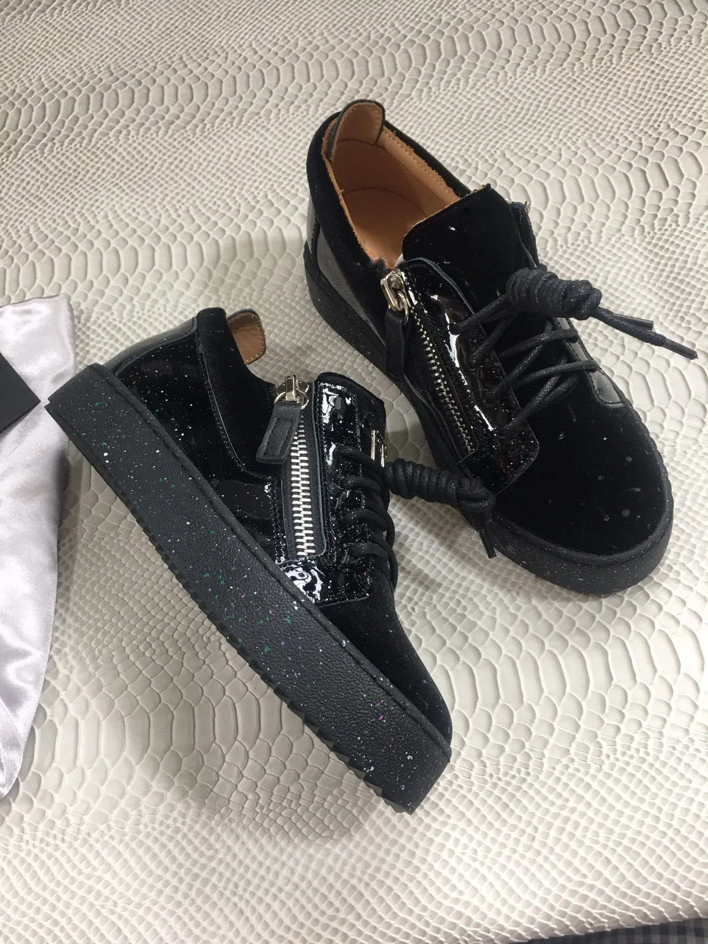 Top Hight Quality Casual Sneakers For Men and Women Real Leather Brand Designer Unisex Tennis Shoes GZ Zipper Loafer Shoes G0216
Top Hight Quality Casual Sneakers For Men and Women Real Leather Brand Designer Unisex Tennis Shoes GZ Zipper Loafer Shoes G0216