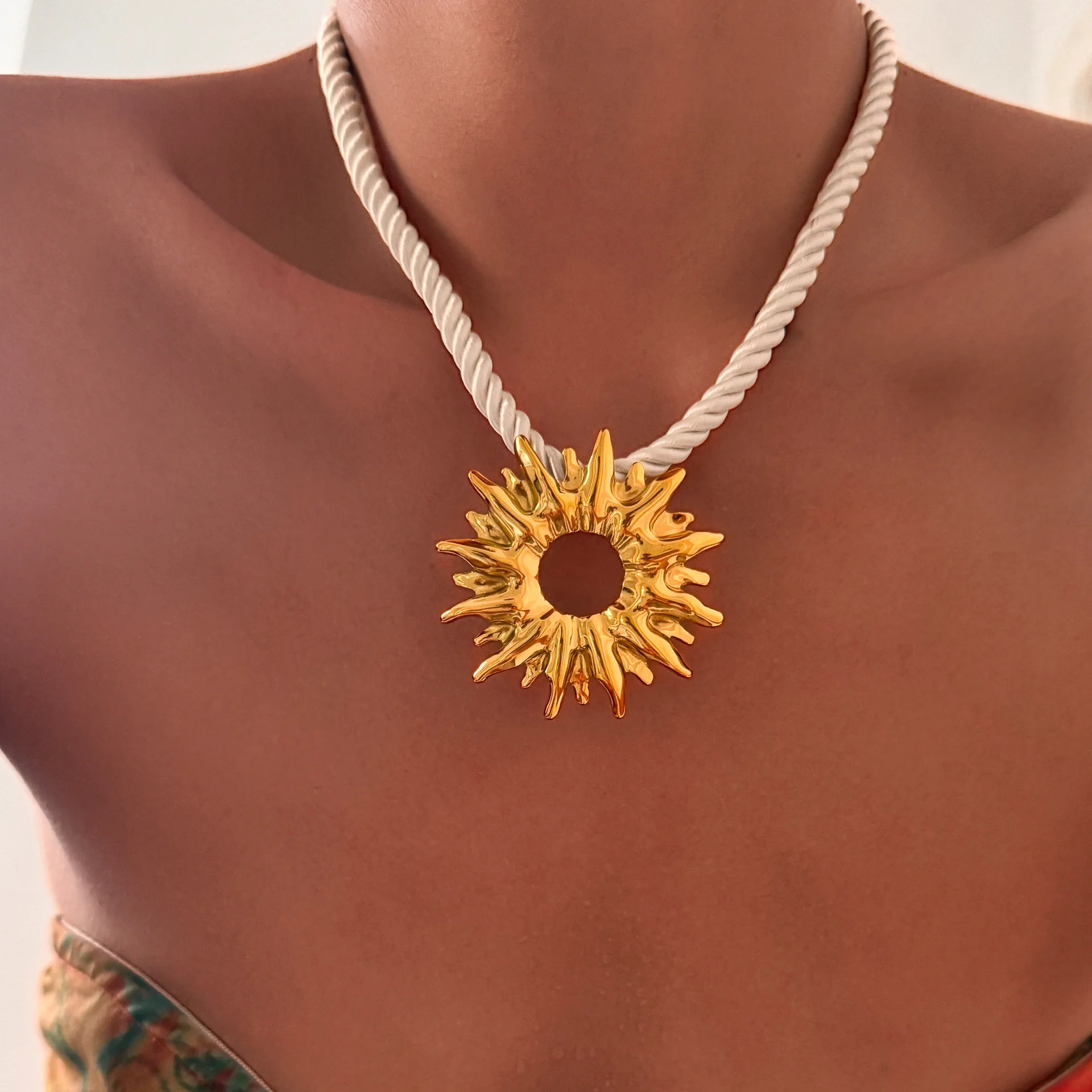 Stainless Steel Exaggerated Large Sun Pendant Necklace For Women White Rope Twist Chain Jewelry Summer
Stainless Steel Exaggerated Large Sun Pendant Necklace For Women White Rope Twist Chain Jewelry Summer