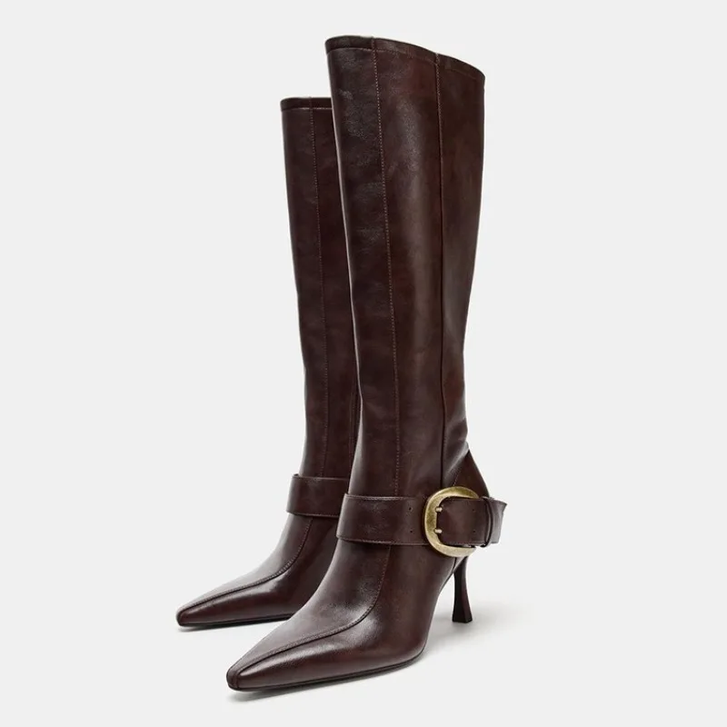 Коричневые сапоги до колена с острым носком для женщин, дизайнерские зимние сапоги с металлической пряжкой и украшением, рыцарские сапоги на шпильке в британском стиле
Коричневые сапоги до колена с острым носком для женщин, дизайнерские зимние сапоги с металлической пряжкой и украшением, рыцарские сапоги на шпильке в британском стиле