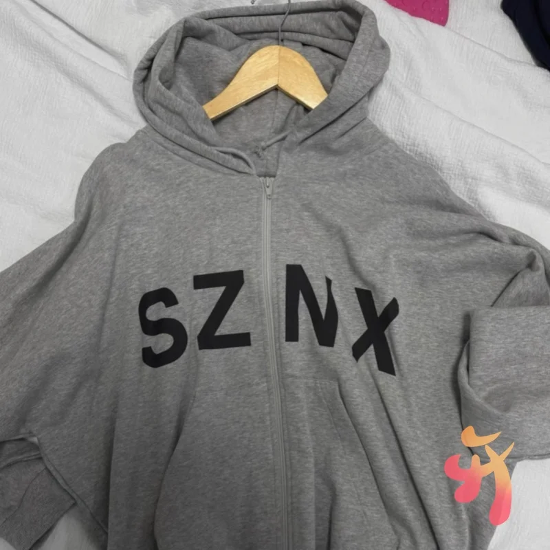 Темно-серая куртка с буквенным принтом в Китае, куртка Kanye в стиле хип-хоп, уличная мужская и женская хлопковая толстовка на молнии, повседневные свободные толстовки
Темно-серая куртка с буквенным принтом в Китае, куртка Kanye в стиле хип-хоп, уличная мужская и женская хлопковая толстовка на молнии, повседневные свободные толстовки