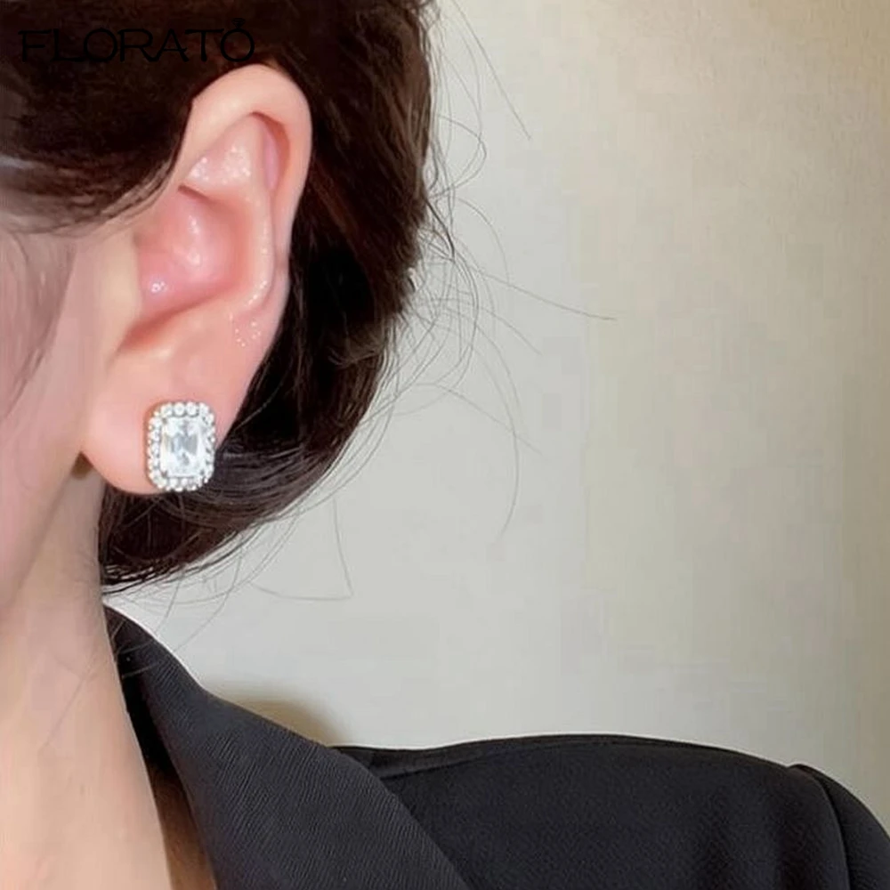 925 Sterling Silver Needle Luxury Women's Stud Earrings for Party Dazzling White Zirconia Accessories Exquisite Design Jewelry
925 Sterling Silver Needle Luxury Women's Stud Earrings for Party Dazzling White Zirconia Accessories Exquisite Design Jewelry