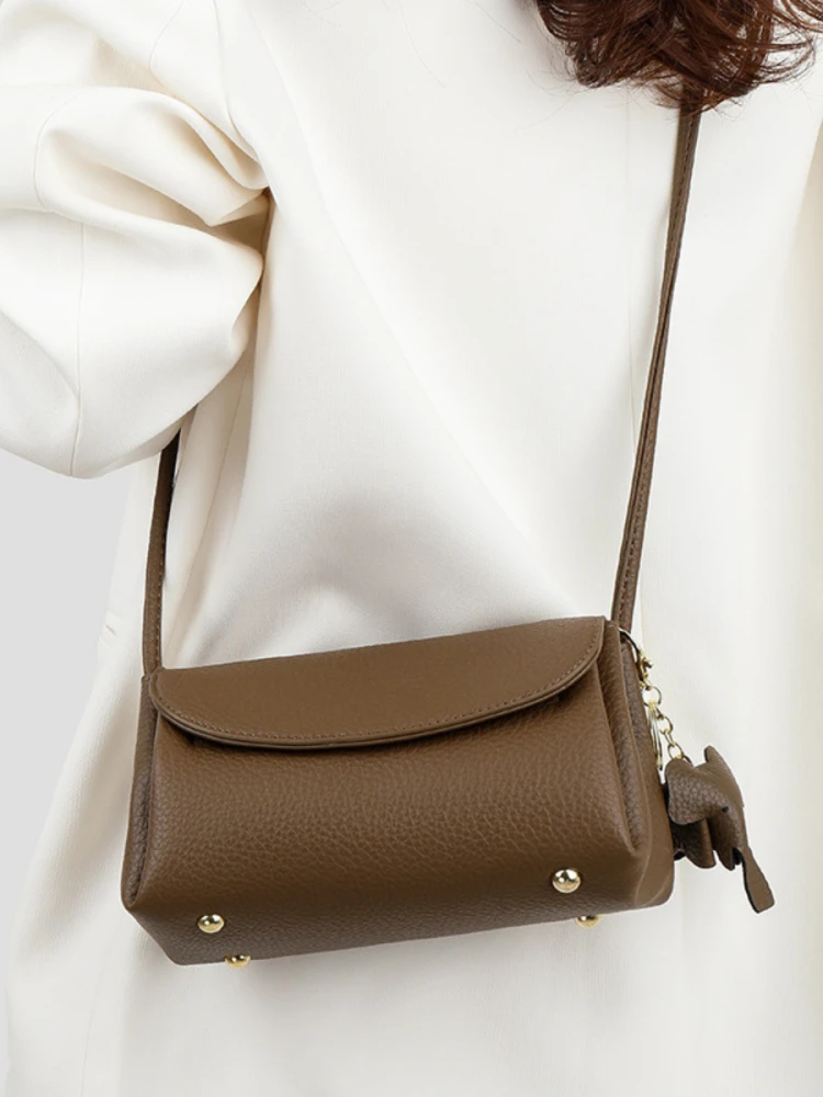 Versatile oulder Bag for Women Luxury Briti Sle Magnetic Bule Closure Soft PU Leather Casual Faion 2025 New Model
Versatile oulder Bag for Women Luxury Briti Sle Magnetic Bule Closure Soft PU Leather Casual Faion 2025 New Model