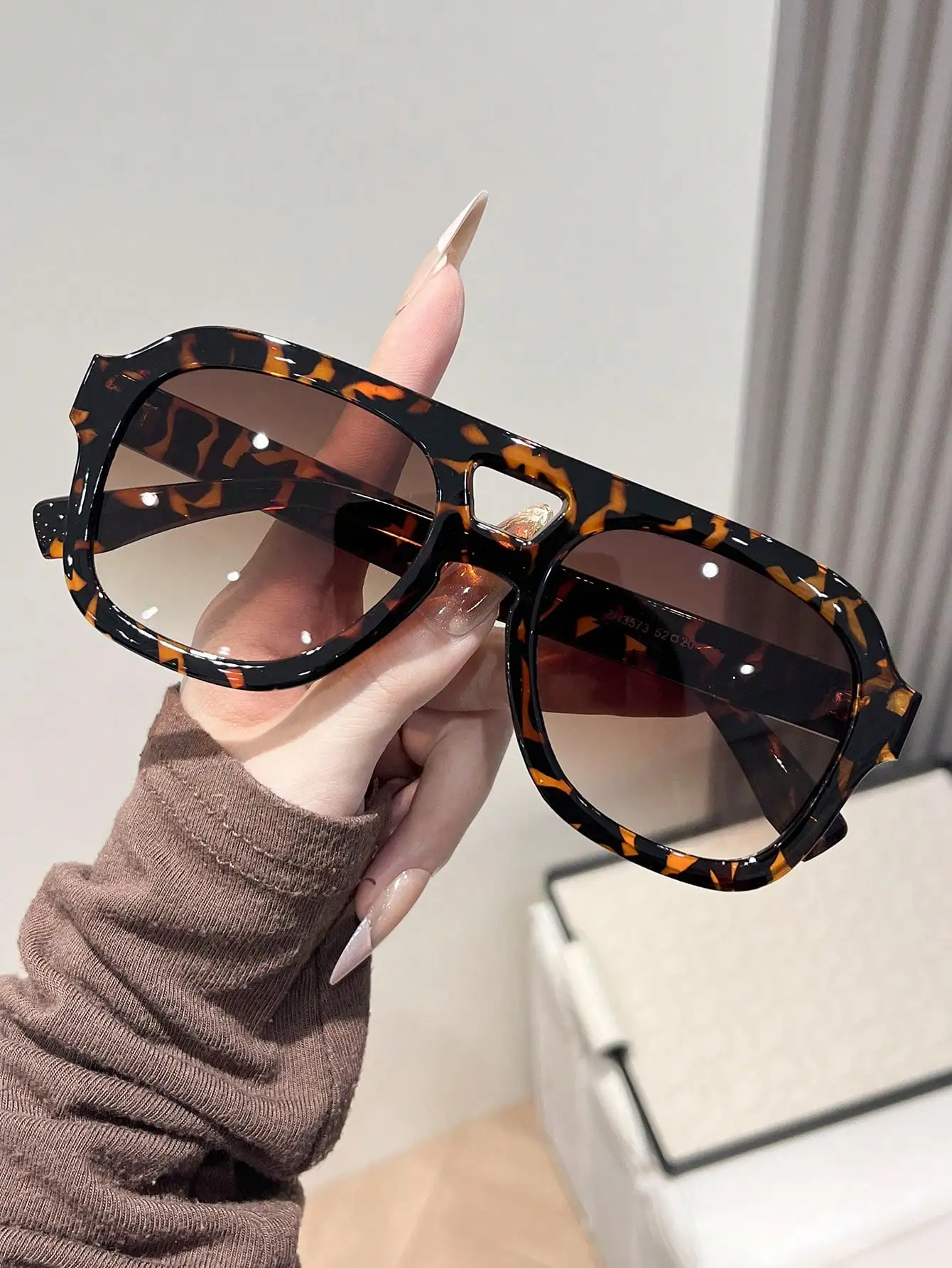 Tortoiseshell Oversized Square Sunglasses for Women - Fashion UV400 Protection
Tortoiseshell Oversized Square Sunglasses for Women - Fashion UV400 Protection