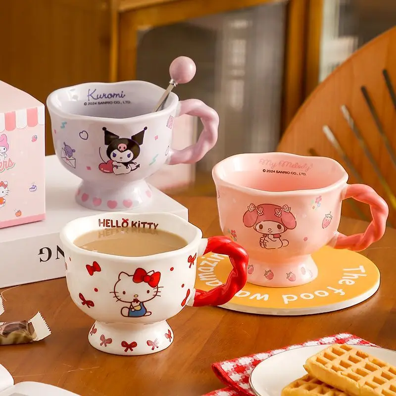 Sanrio Hello Kitty аксессуары в стиле аниме керамическая винтажная чашка для кофе с молоком офисная чашка с ручкой мужская и женская пара емкость 360 мл
Sanrio Hello Kitty аксессуары в стиле аниме керамическая винтажная чашка для кофе с молоком офисная чашка с ручкой мужская и женская пара емкость 360 мл