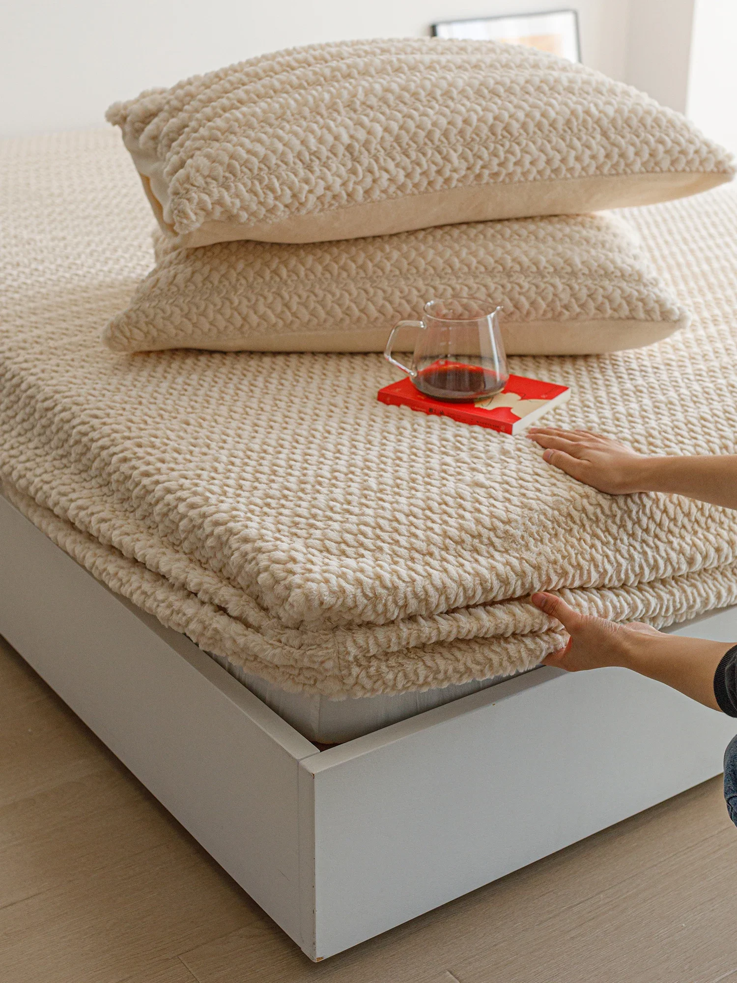 Winter thickened rabbit plush milk plush mattress single piece, warm solid color bedspread
Winter thickened rabbit plush milk plush mattress single piece, warm solid color bedspread
