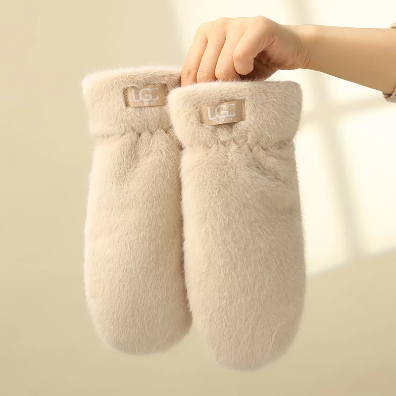 Зимние теплые меховые перчатки для женщин, милые мягкие плюшевые пушистые перчатки, защита от холода, ветрозащитные толстые варежки, уличные велосипедные перчатки
Зимние теплые меховые перчатки для женщин, милые мягкие плюшевые пушистые перчатки, защита от холода, ветрозащитные толстые варежки, уличные велосипедные перчатки